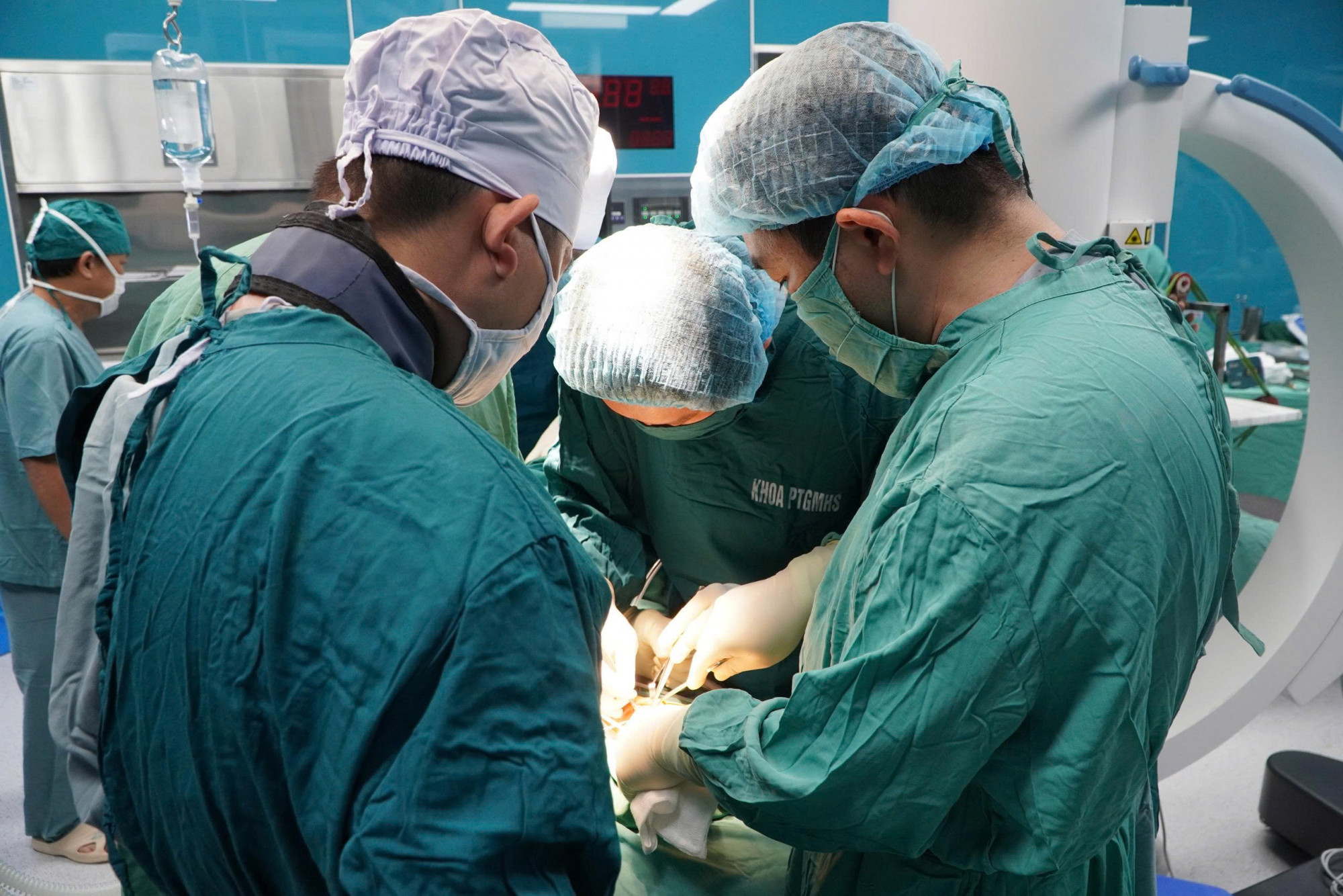 Ê-kíp thực hiện ca phẫu thuật. Ảnh BVCC