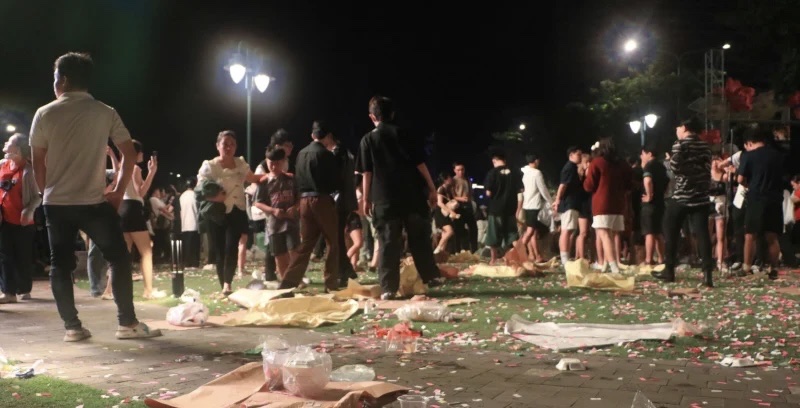 'Anh trai say hi' kết thúc, bạn trẻ ra về sao quên rác dưới chân mình? Bãi rác sau sự kiên người dân thành phố xem bắn pháo hoa dịp lễ 30/4. Ảnh I.T.T