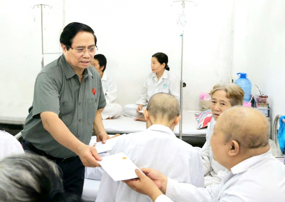 Thủ tướng Phạm Minh Chính đến thăm hỏi, động viên các bệnh nhân điều trị ở Bệnh viện Ung Bướu TP Cần Thơ (cơ sở cũ, phường Ninh Kiều) ngày 19/10/2025