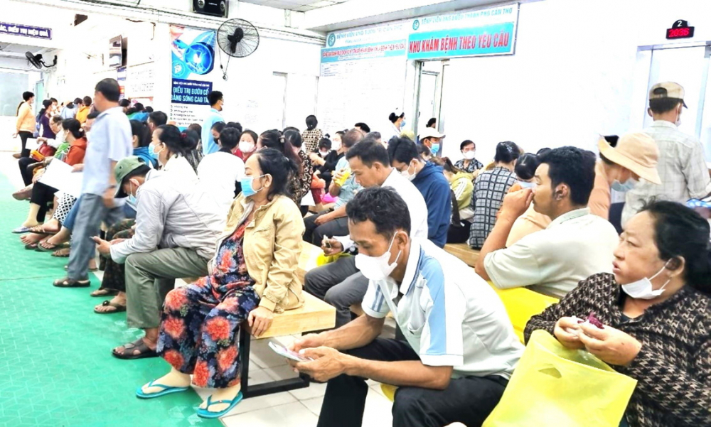 Rất đông bệnh nhân chờ khám ở Bệnh viện Ung Bướu TP Cần Thơ (cơ sở cũ, phường Ninh Kiều)