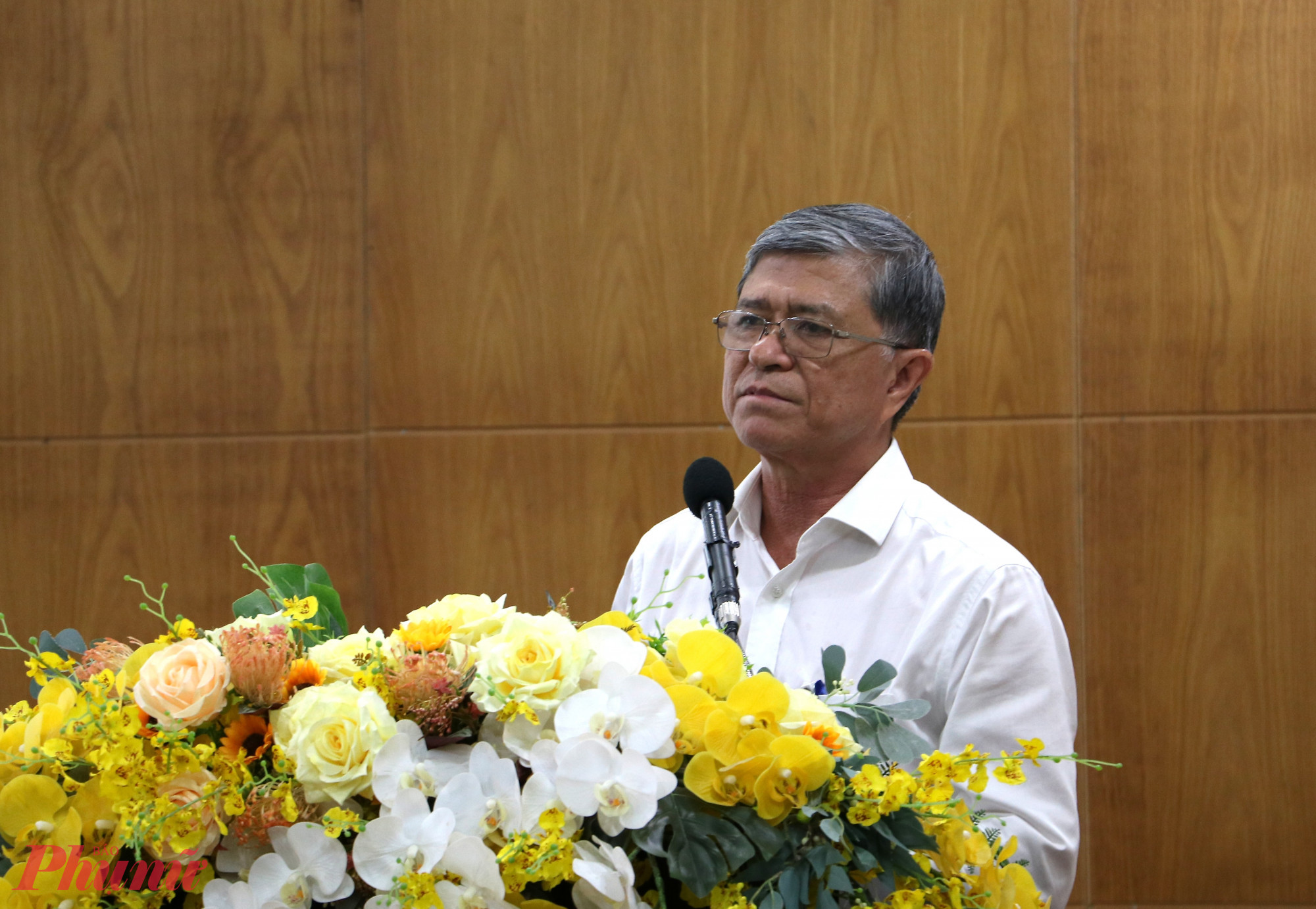 Ông Nguyễn Văn Hiếu - Giám đốc Sở GD-ĐT TPHCM - trao giải thưởng Vỏ Trường Toản năm 2023 cho những nahf giáo xuất sắc - Ảnh: Trang Thư