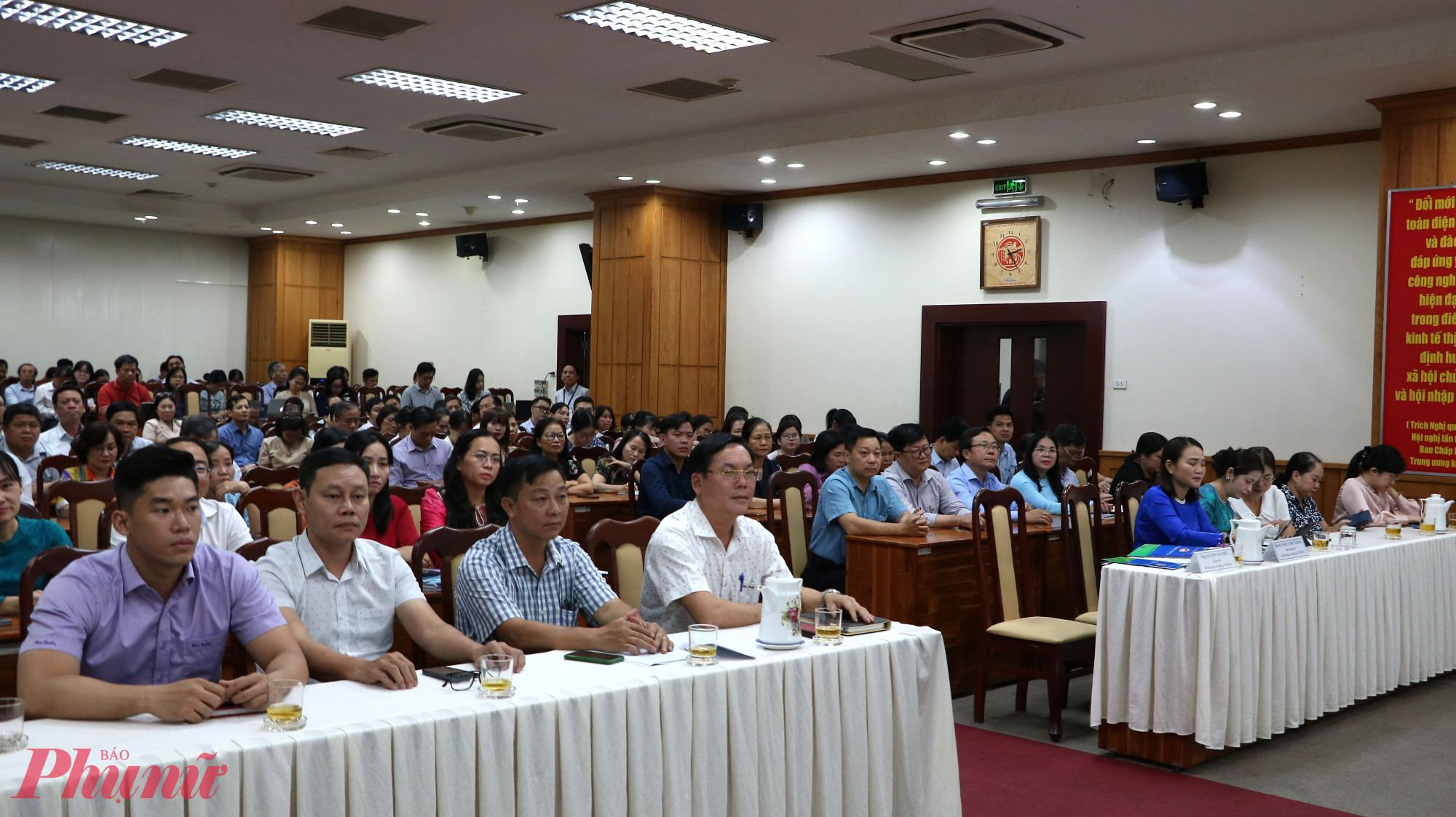 Hội nghị diễn ra dưới hình thức trực tiếp kết hợp trực tuyến - Ảnh: Trang Thư