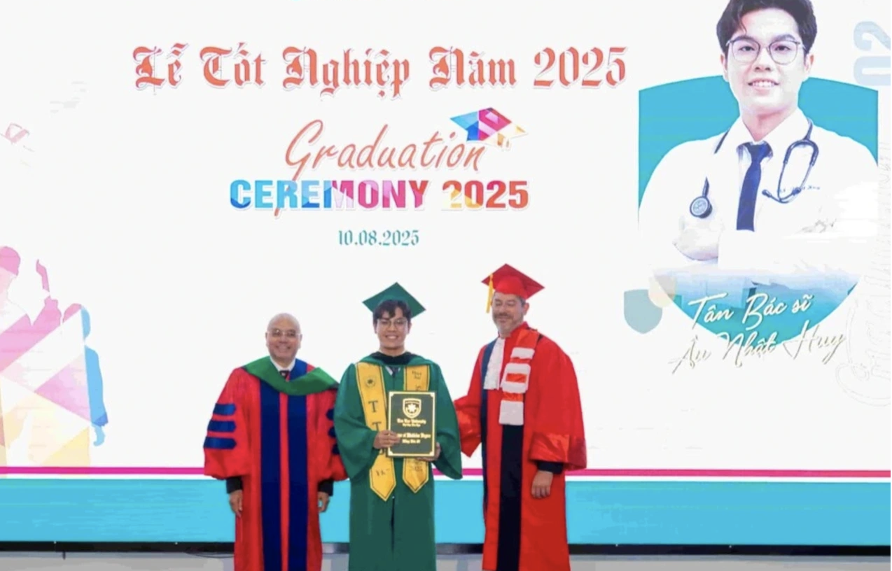 Thí sinh Âu Nhật Huy (giữa) nhận bằng tốt nghiệp bác sĩ tại Trường đại học Tân Tạo  - Ảnh: TTU