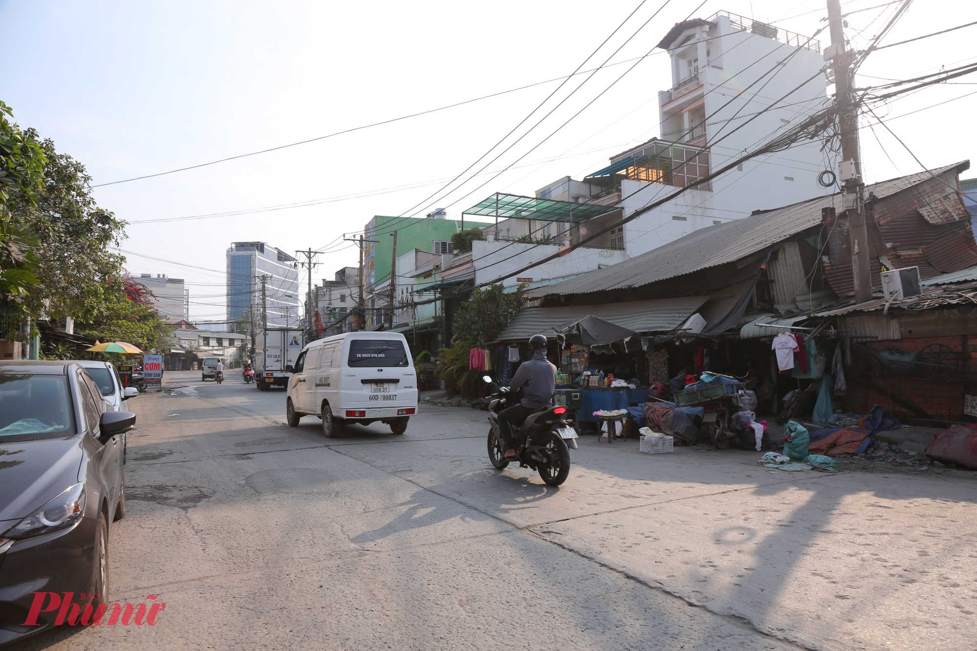 Tuyến đường ra vào cảng Tân Thuận có nhiều hộ dân sinh sống.