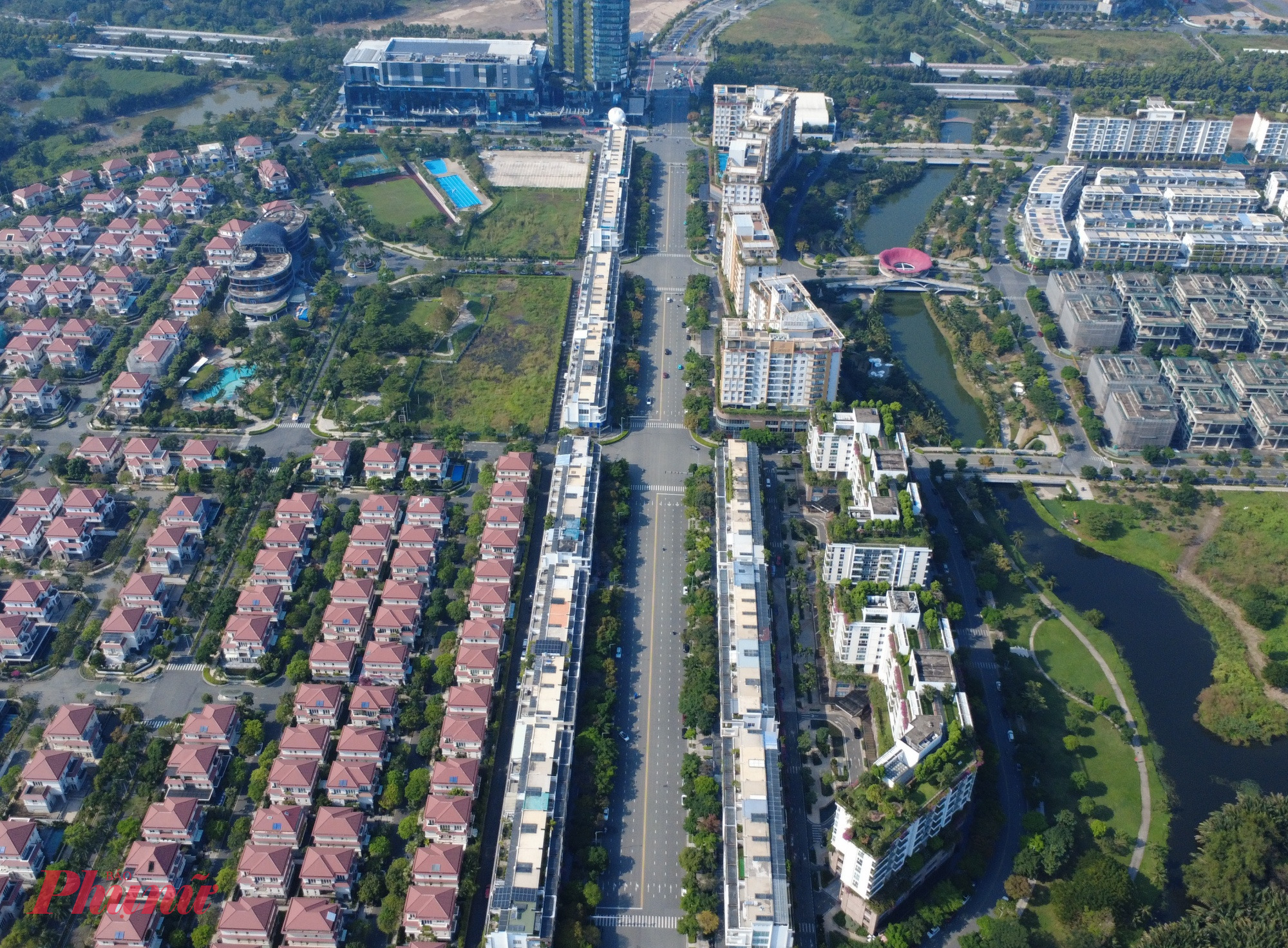 Đường Nguyễn Cơ Thạch đã hoàn thiện và khai thác với 8 làn xe đồng bộ với cầu Thủ Thiêm 4 với uy mô 8 làn xe (6 làn xe cơ giới và 2 làn xe hỗn hợp).. Theo kế hoạch, Cầu Thủ Thiêm 4 được xây dựng mới với tổng chiều dài toàn tuyến khoảng 2,16km, trong đó phần cầu dài khoảng 1,635km. Công trình được thiết kế theo tiêu chuẩn đường phố chính, vận tốc thiết kế 60 km/h, q