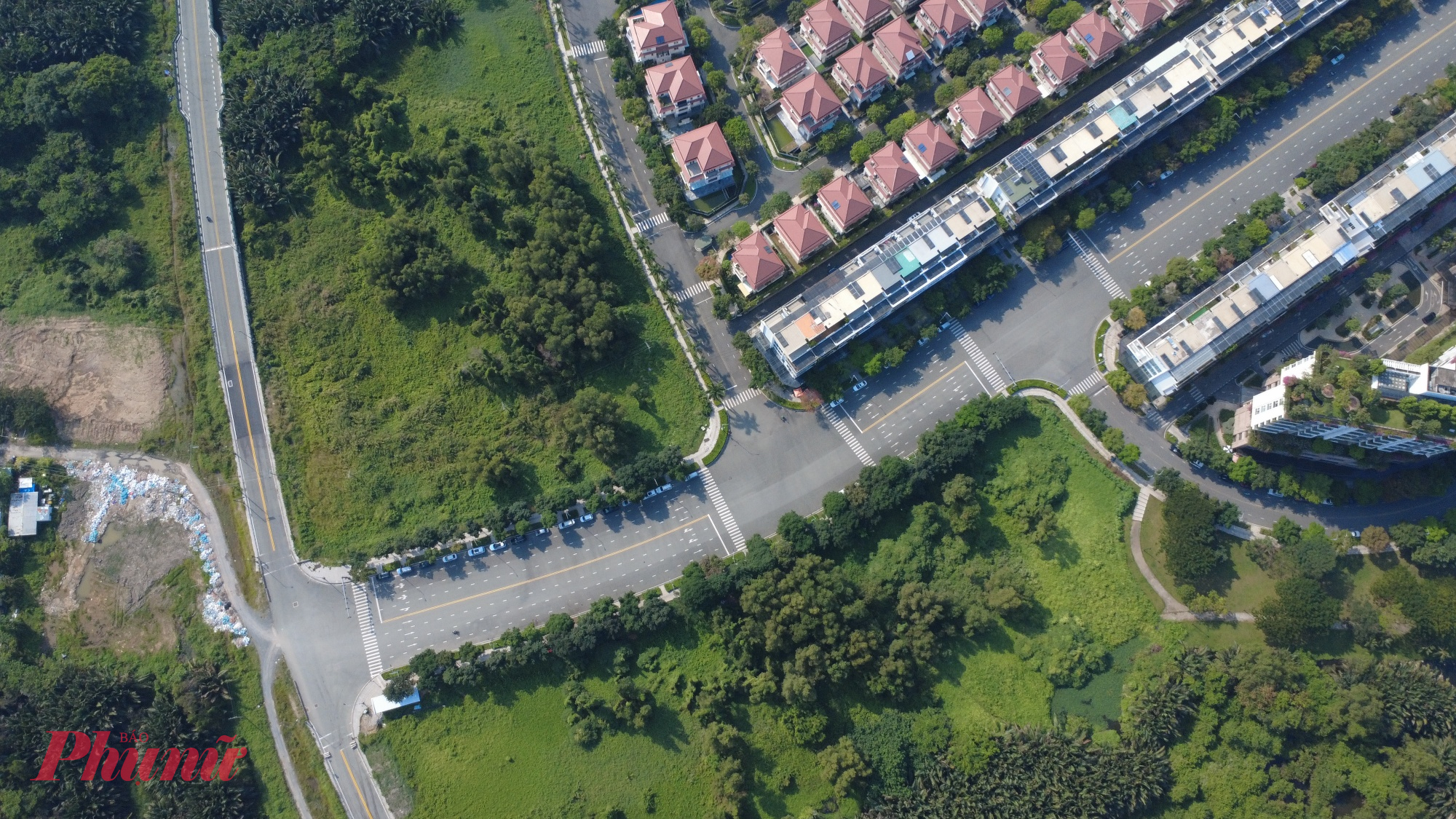 Điểm nối giữa đường Nguyễn Cơ Thạch - đường Bùi Thiện Ngộ và dự kiến nối với cầu Thủ Thiêm 4. Theo phân cấp công trình xây dựng, dự án có nút giao thông khác mức cấp đặc biệt cấp 2 nên phải tổ chức thi tuyển phương án kiến trúc, bảo đảm tính biểu tượng và hài hòa không gian đô thị.