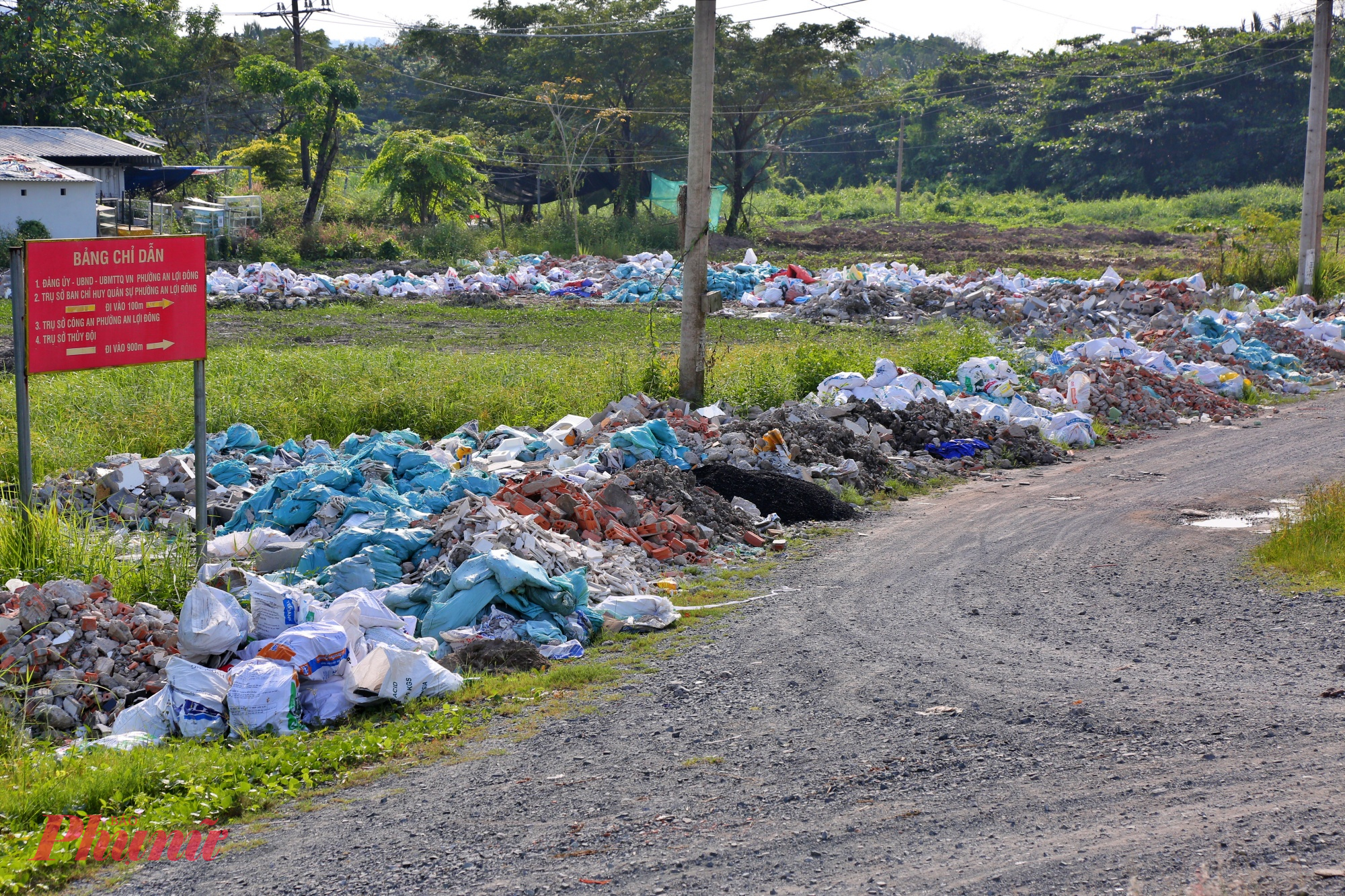 Hiện khu vực này có vẫn còn rừng rậm, đất hoang nên nhiều người chở xà bần để đổ. 