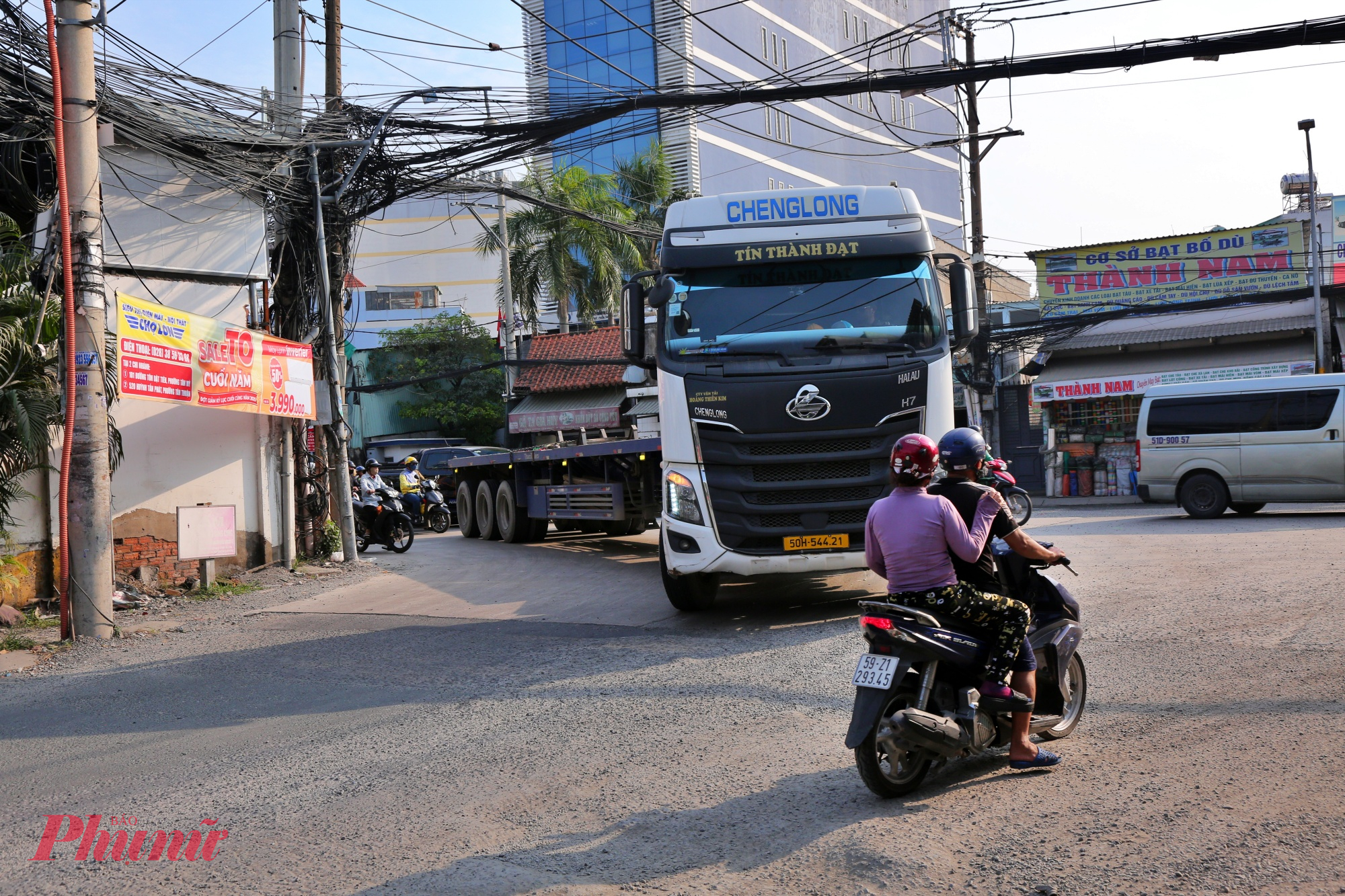 Mỗi ngày có hàng trăm lượt xe container ra vào cảng Tân Thuận gây xung đột với xe máy và ô tô khác trên đường Huỳnh Tấn Phát nên thường ùn tắc giao thông.