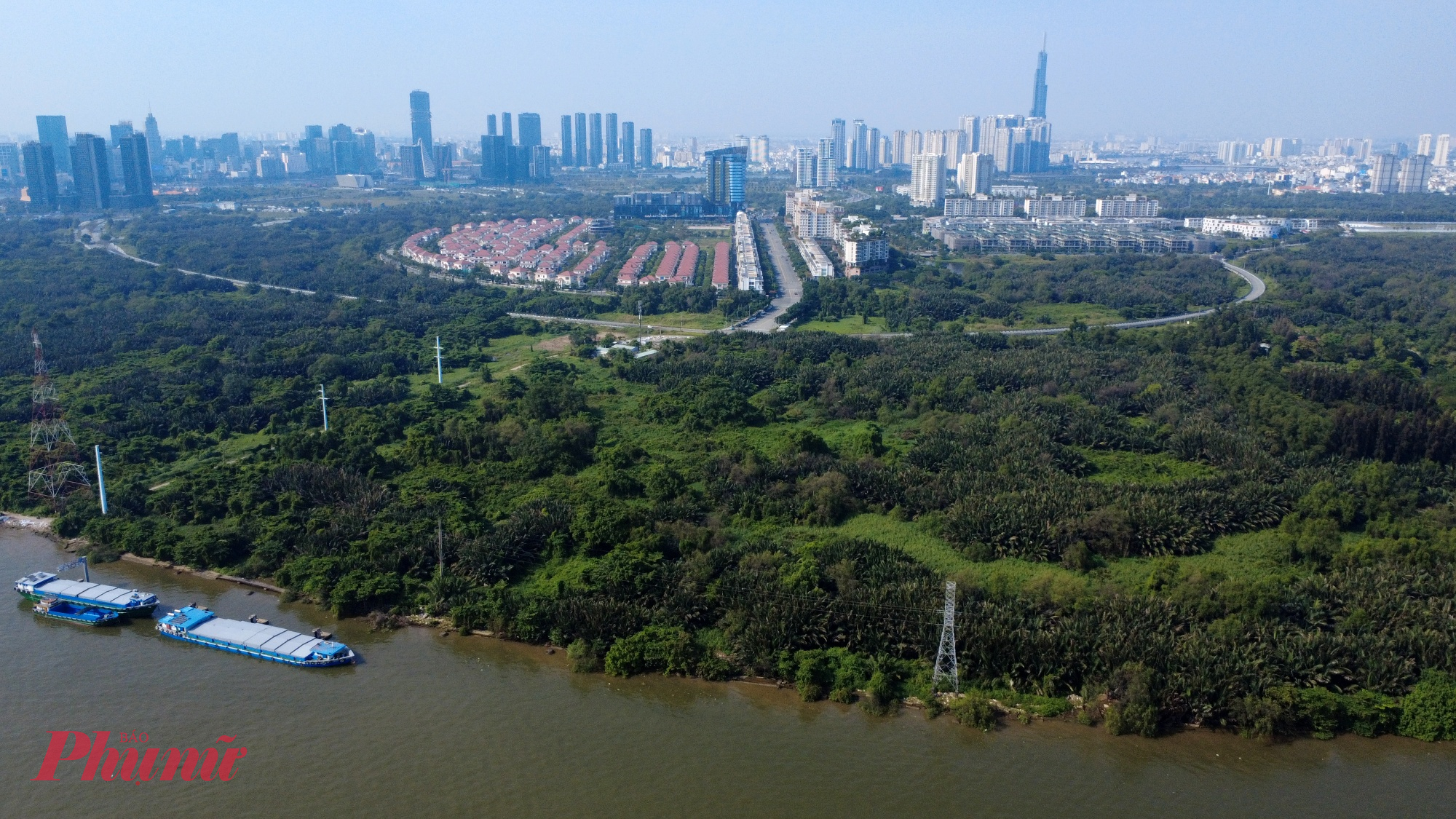 Điểm cuối của cầu Thủ Thiêm 4 nối với đường Nguyễn Cơ Thạch trong khu đô thị Thủ Thiêm. Trái ngược với cảnh dân cư đông đúc, gần bờ sông vẫn còn là vùng đầm lầy và khu đô thị đã hoàn thiện nên ít tốn chi phí giải phóng mặt bằng hơn.