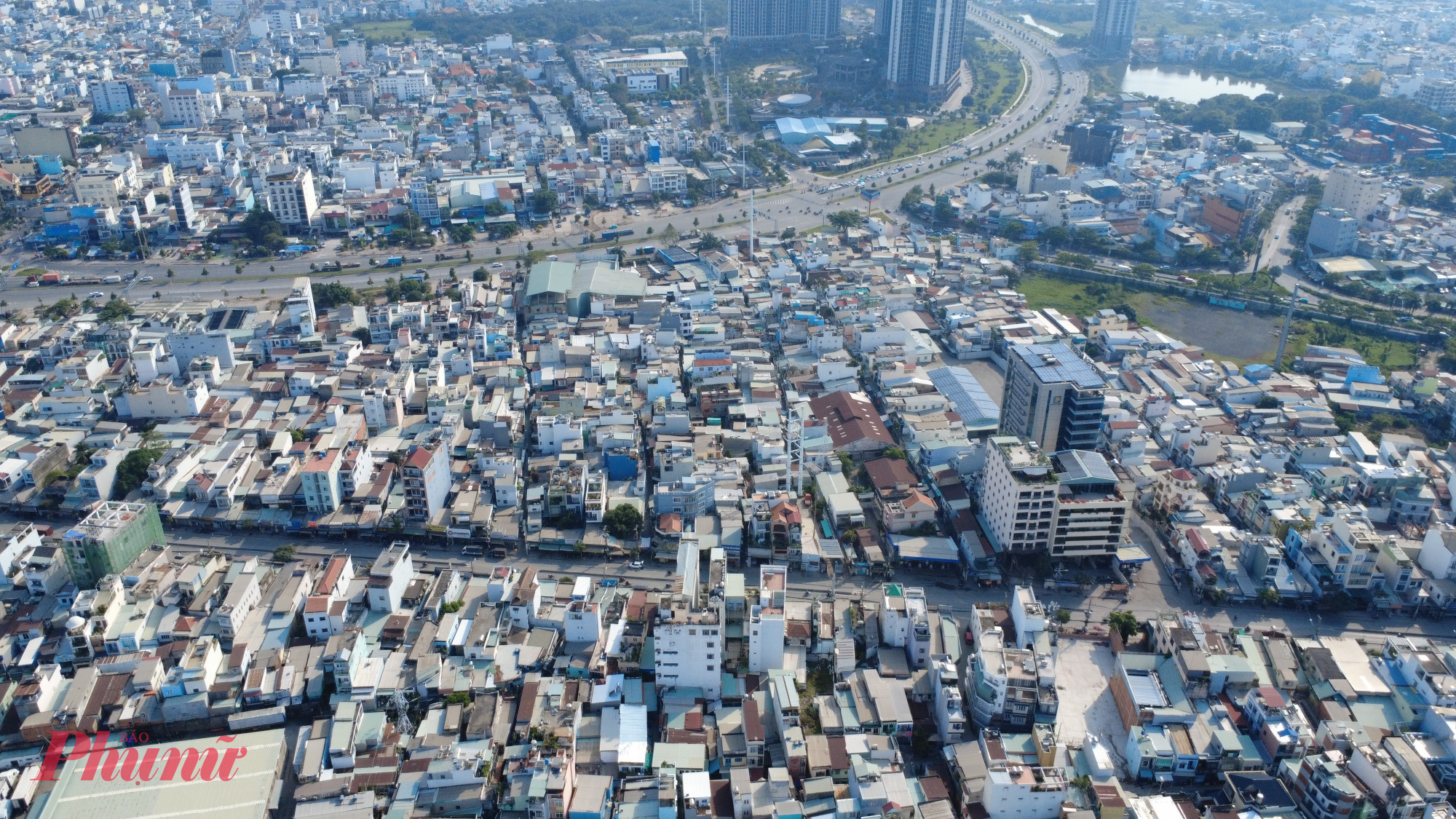 Điểm đầu cầu Thủ Thiêm 4 đi qua đường Huỳnh Tấn Phát, nối với đường Nguyễn Văn Linh, giao với cầu Tân Thuận 2.