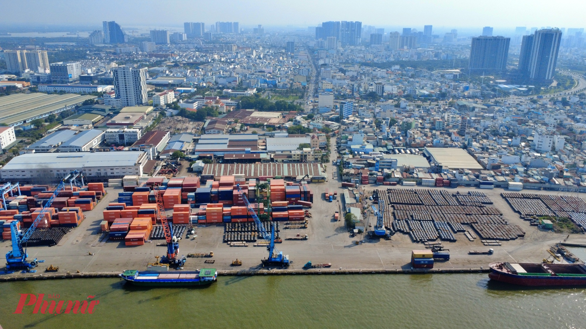 Ngoài dân cư đông đúc, điểm đầu của dự án xây cầu Thủ Thiêm 4 hiện còn cảng Tân Thuận đang hoạt động.