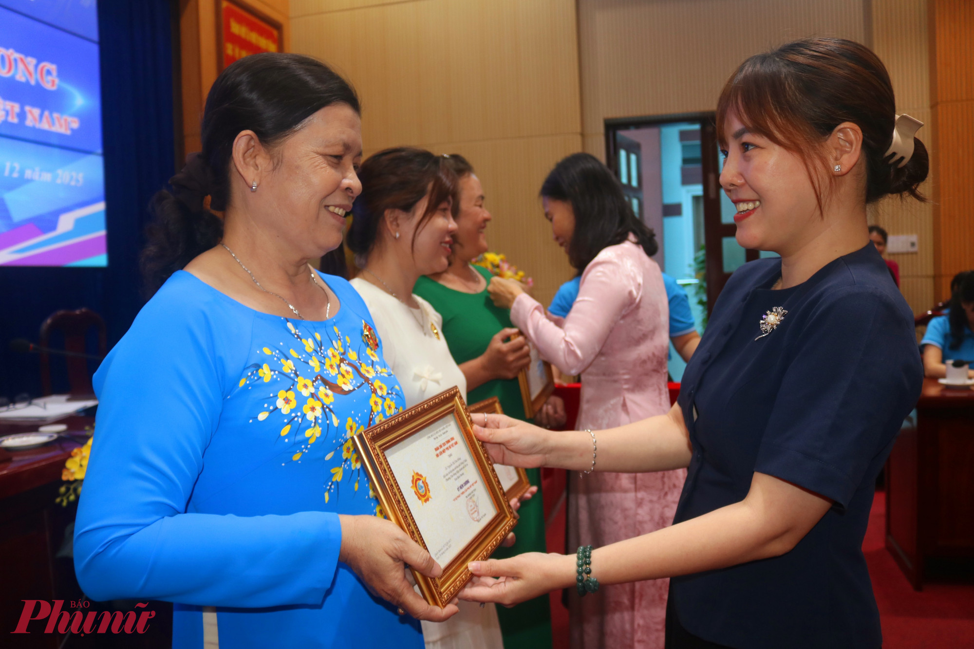 Bà Lâm Hoàng Thùy Trang – Chủ tịch Ủy ban MTTQ Việt Nam phường Dĩ An – chúc mừng và trao kỷ niệm chương “Vì sự phát triển của phụ nữ Việt Nam” cho các cá nhân - Ảnh: Mẫn Nhi