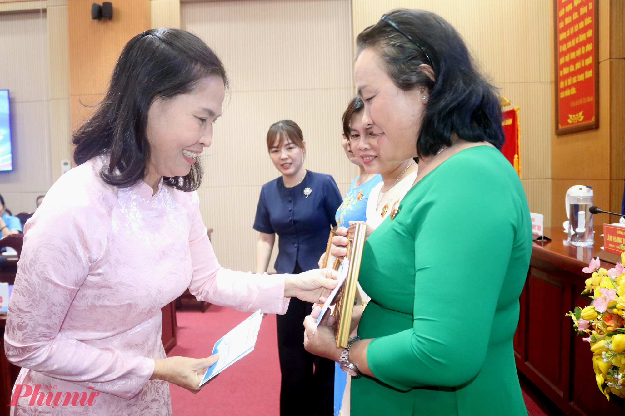 Nhân dịp này, Trung ương Hội LHPN Việt Nam tặng kỷ niệm chương “Vì sự phát triển của phụ nữ Việt Nam” cho 4 cá nhân là cán bộ, hội viên Hội LHPN phường Dĩ An. Trong ảnh, bà Lê Thị Kim Thu – Phó chủ tịch Hội LHPN TPHCM – trao giấy chứng nhận của Trung ương Hội LHPN Việt Nam cho các cá nhân - Ảnh: Mẫn Nhi