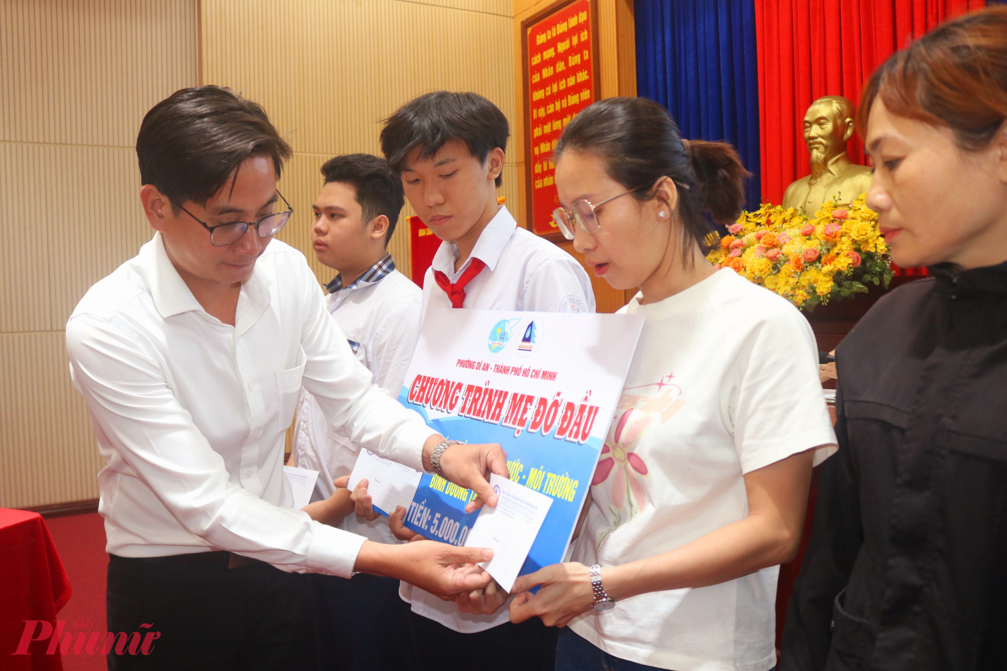 Năm 2025, Công ty cổ phần – Tổng công ty nước – môi trường Bình Dương đã đồng hành cùng Hội LHPN phường Dĩ An thực hiện chương trình “Mẹ đỡ đầu”  nhận đỡ đầu 5 em mồ côi (do COVID-19), số tiền 1 triệu đồng/tháng/em. Trong ảnh, ông Ngô Phước Thành – Phó giám đốc chi nhánh cấp nước Dĩ An – trao kinh phí hỗ trợ tháng 12/2025 cho các em - Ảnh: Mẫn Nhi