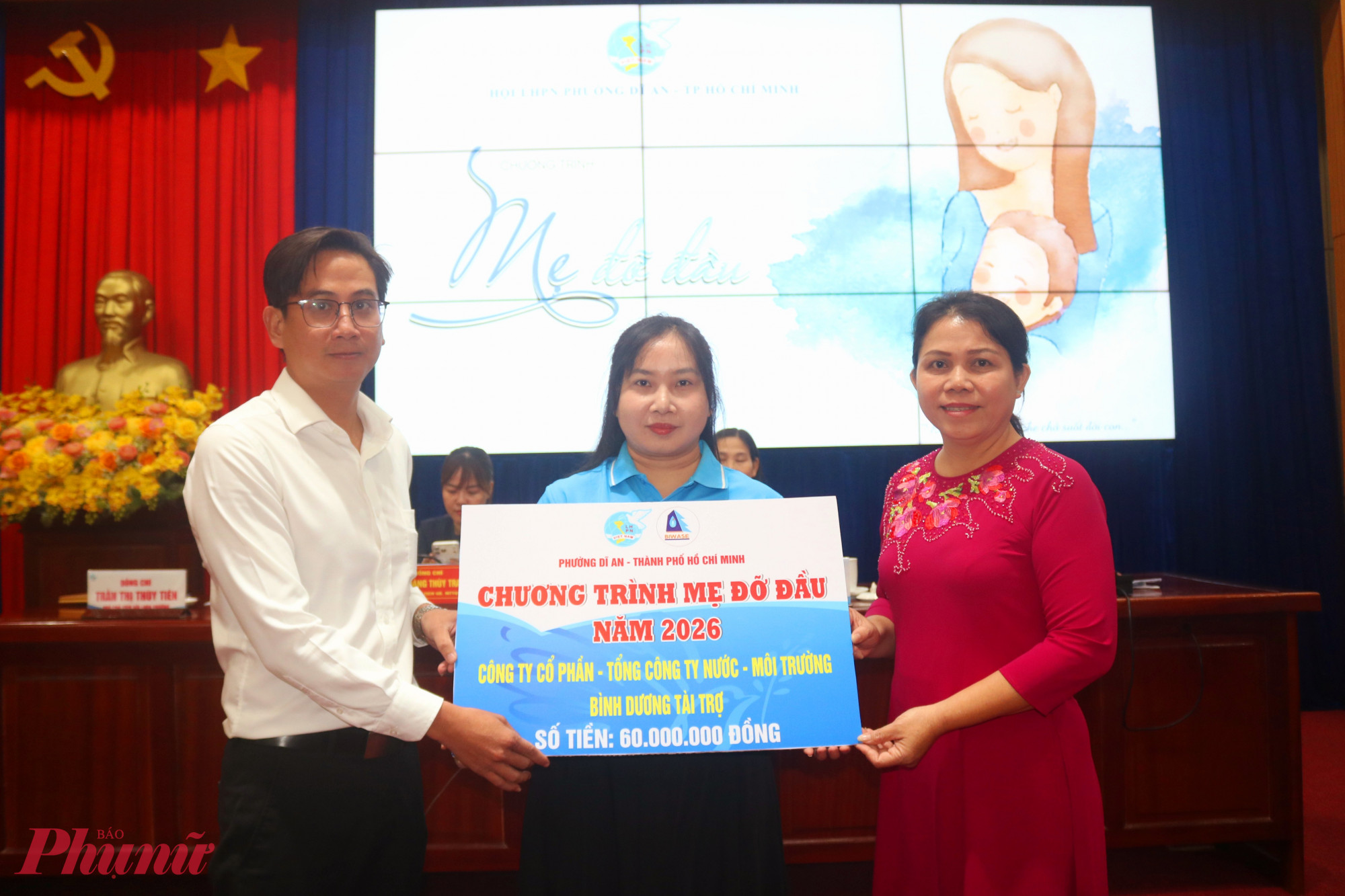 Công ty cổ phần – Tổng công ty nước – môi trường Bình Dương tiếp tục đồng hành cùng Hội LHPN phường Dĩ An thực hiện chương trình “Mẹ đỡ đầu” trong năm 2026. Trong ảnh, bà Dương Thị Thùy Trang – Phó chủ tịch Ủy ban MTTQ Việt Nam phường Dĩ An, Chủ tịch Hội LHPN phường (bìa phải) nhận bảng tượng trưng kinh phí hỗ trợ từ tổng công ty - Ảnh: Mẫn Nhi 