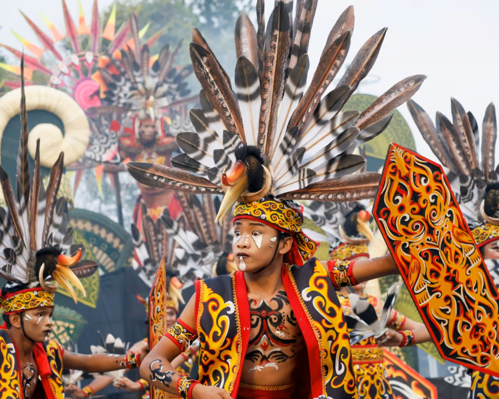 Các vũ công Bali biểu diễn trong một cuộc diễu hành văn hóa, trong lễ đón năm mới trên một con đường chính ở Denpasar, Bali, Indonesia - Ảnh: Made Nagi/EPA