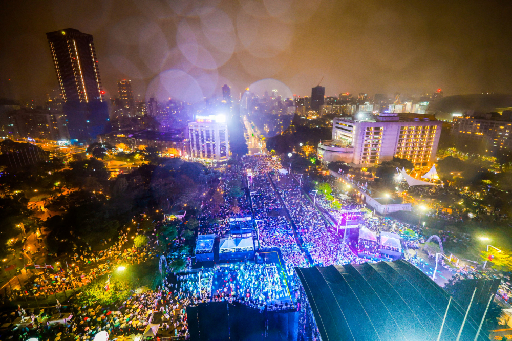 Cảnh tượng đám đông khổng lồ tại một buổi hòa nhạc trong cơn mưa tầm tã trước màn bắn pháo hoa từ tòa nhà chọc trời Taipei 101, tại Đài Loan (Trung Quốc) - Ảnh: Ritchie B Tongo/EPA