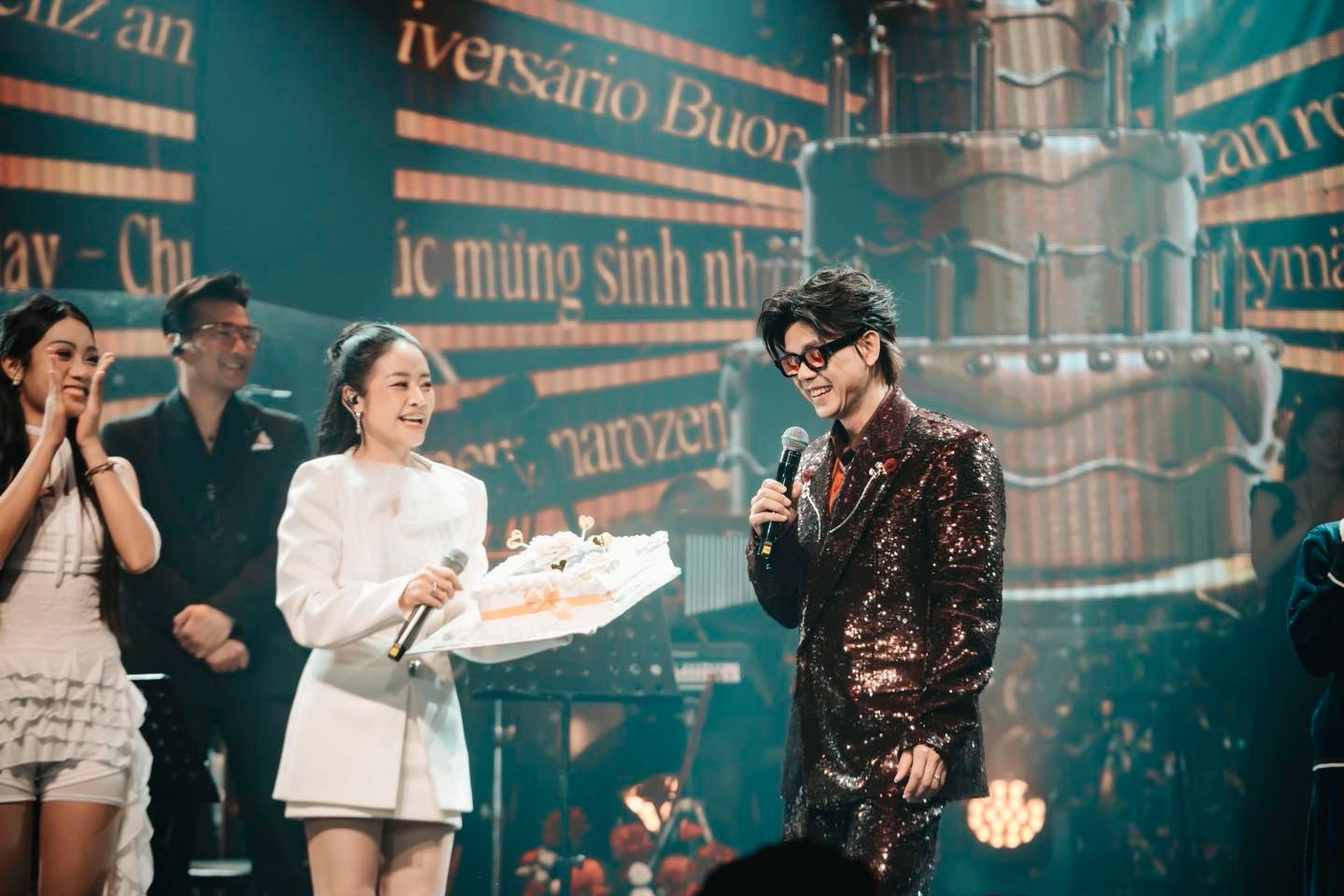 Ca sĩ Phan Đinh Tùng trong buổi biểu diễn đón tuổi 50 tại Hà Nội vừa qua 