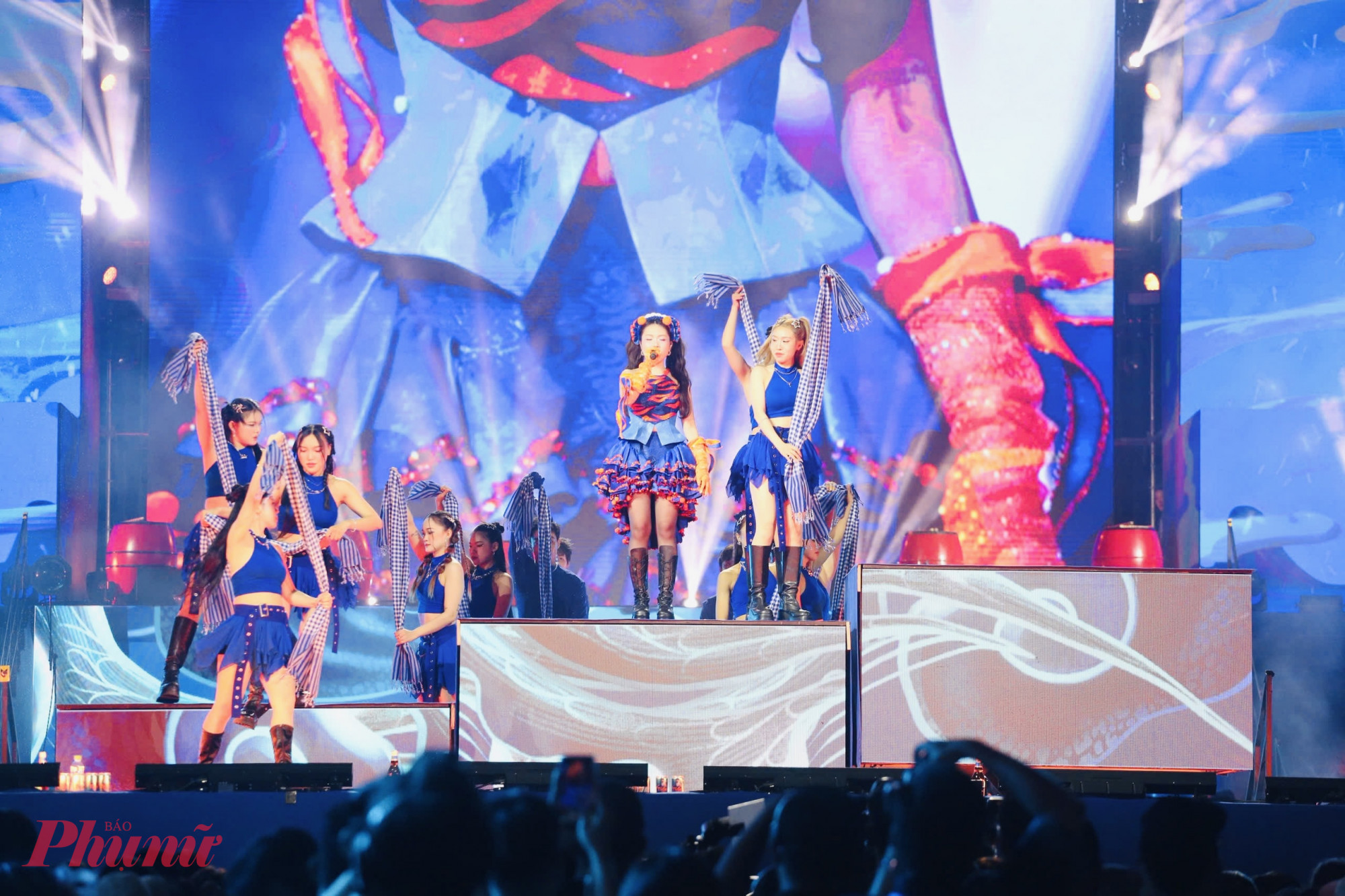 Tối 31/12, hàng ngàn người tập trung ở đường đi bộ Nguyễn Huệ (phường Sài Gòn, TPHCM) để tham gia đêm nhạc chào đón năm mới 2026. 