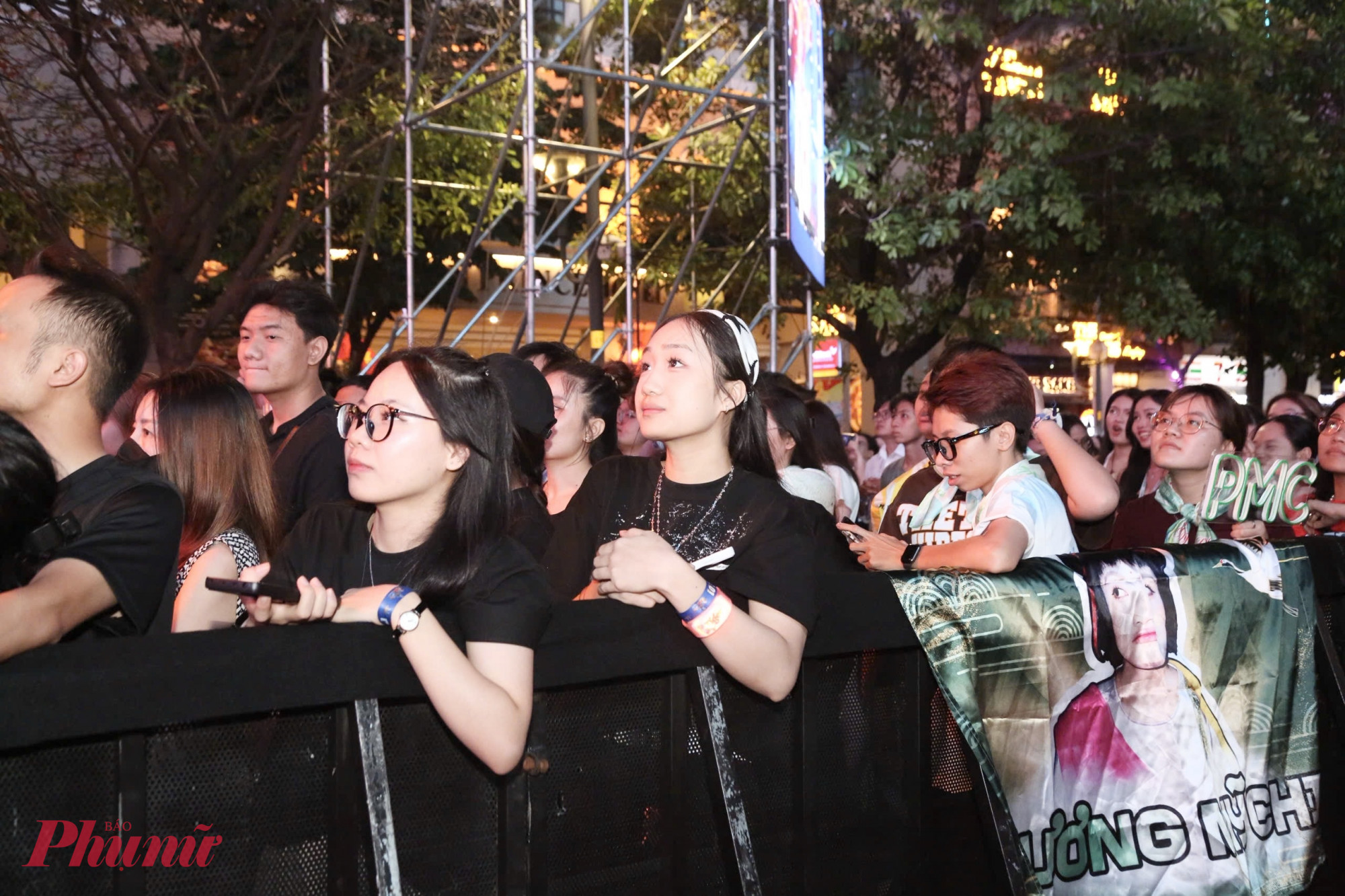 Bên cạnh khu vực ngồi