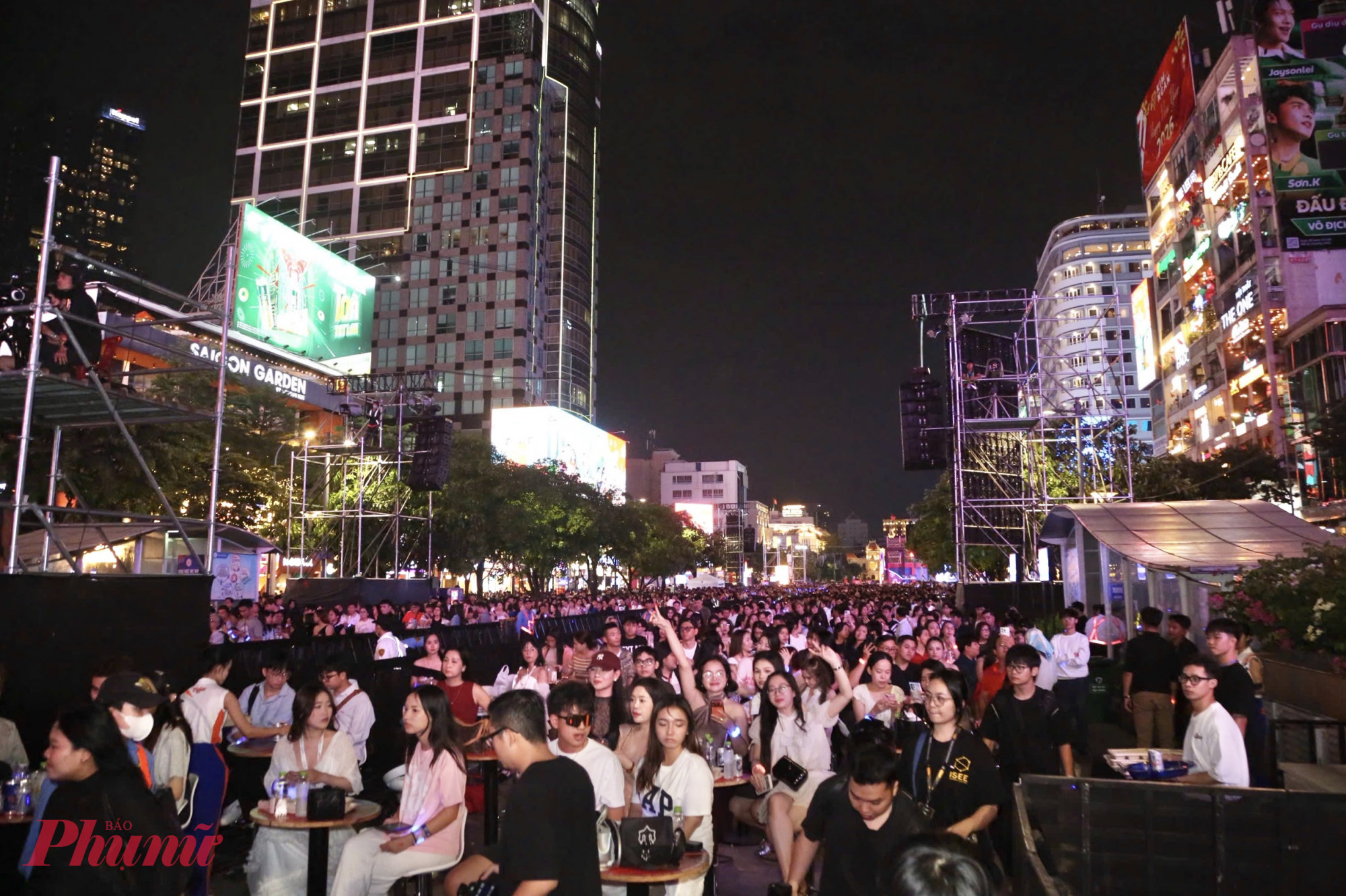 Người dân tập trung ở khu vực này từ chiều để chọn vị trí tốt nhất xem đêm diễn. Với người dân TPHCM, đường đi bộ Nguyễn Huệ là một trong những địa điểm đón năm mới quen thuộc.