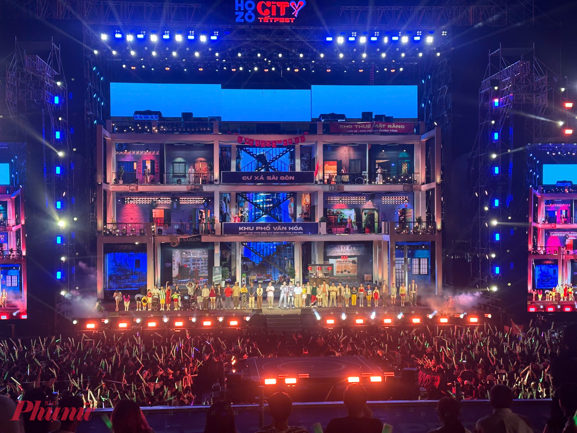 Ở phía bên kia sông Sài Gòn, đêm bế mạc lễ hội Hozo City Tet Fest 2025 diễn ra tại Công viên bờ sông Sài Gòn. Chương trình có sự tham gia của các ca sĩ: Mỹ Tâm, Vũ Cát Tường, Suboi, Đức Phúc, Hoàng Dũng, Pháp Kiều, Rhyder...