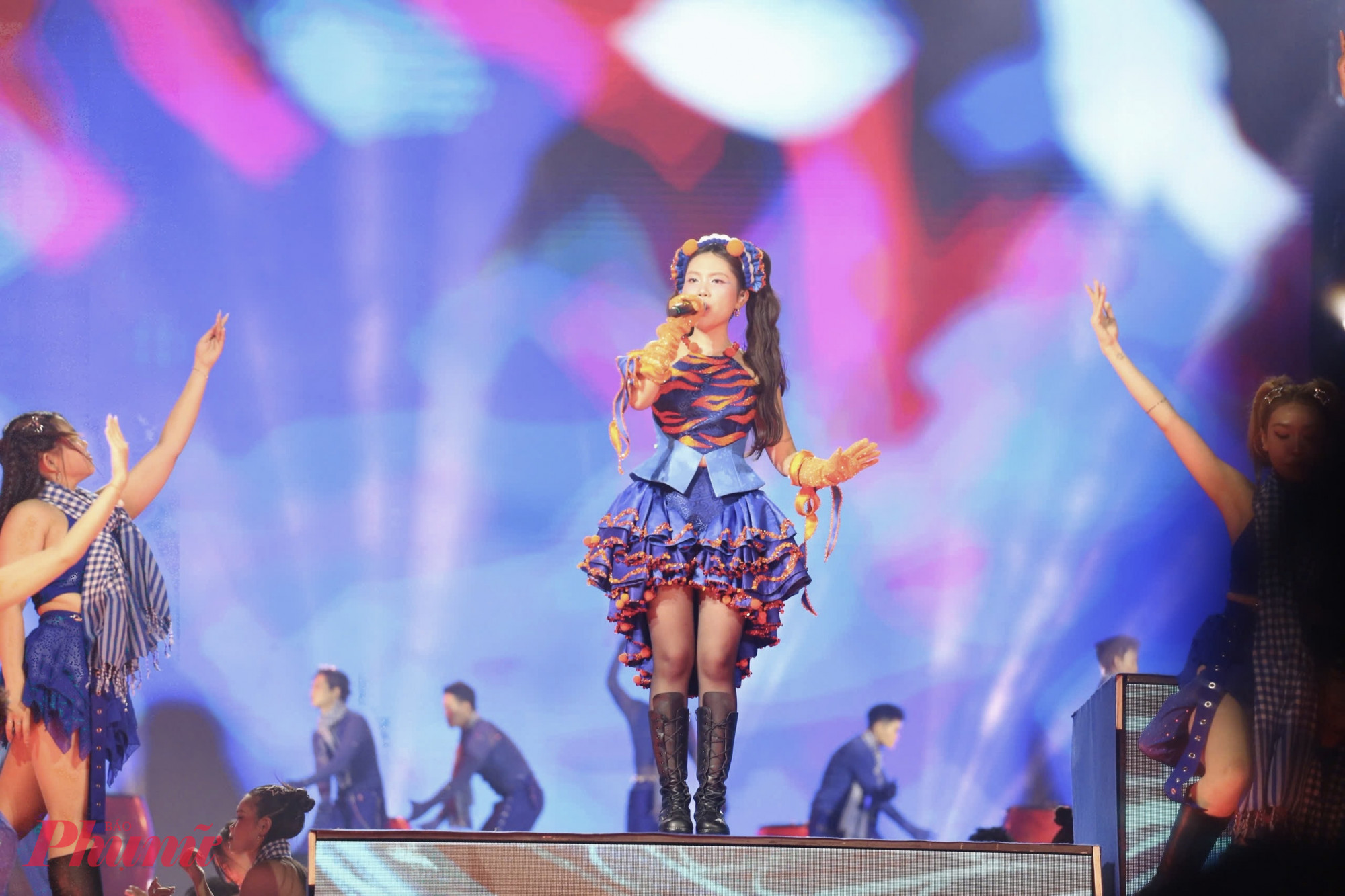 Ca sĩ Phương Mỹ Chi trình diễn trên sân khấu. Năm 2025, nữ ca sĩ là một trong những gương mặt nổi bật, hoạt động chăm chỉ, thường được lựa chọn xuất hiện ở những sự kiện âm nhạc lớn. 