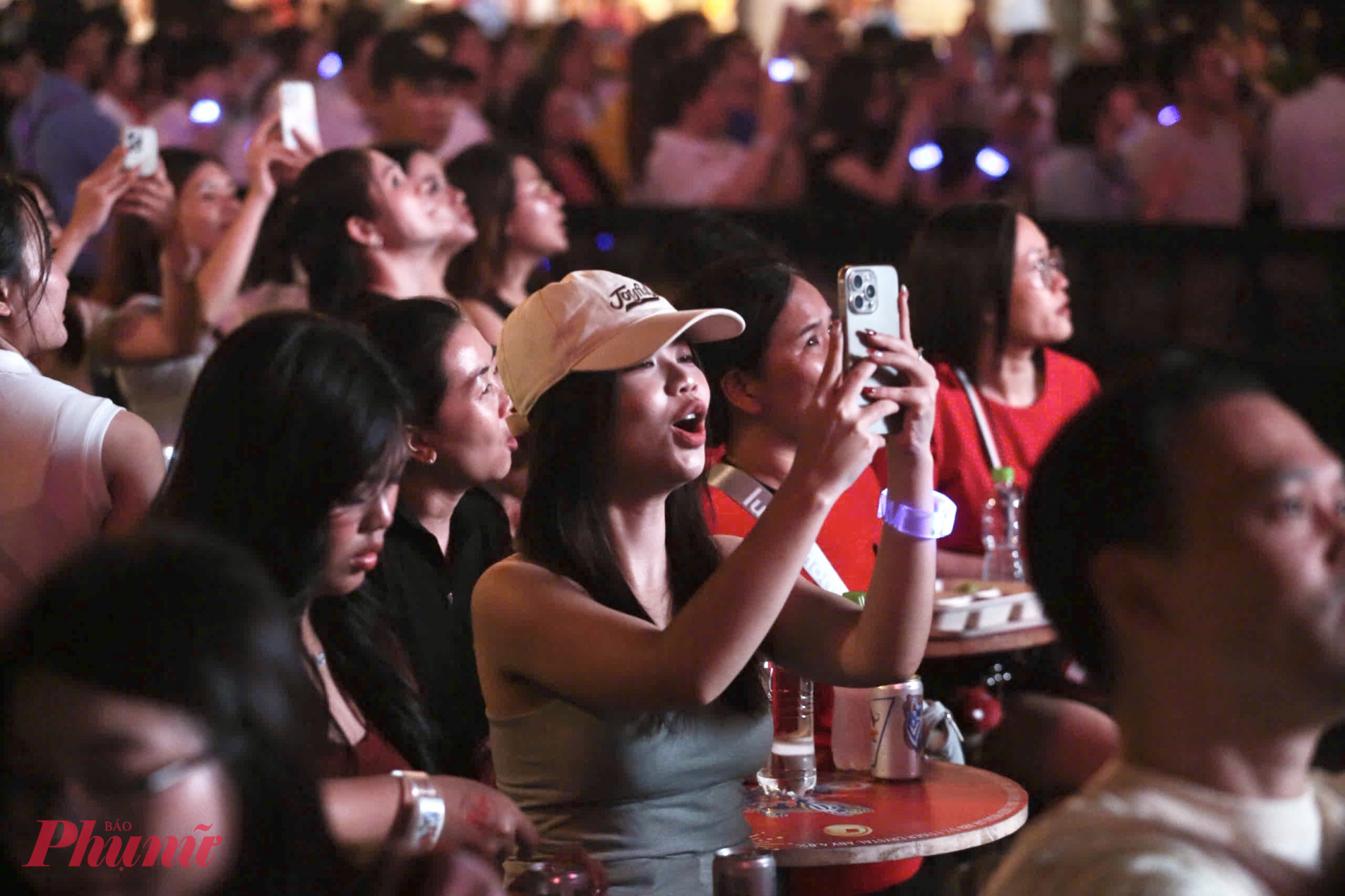 Khán giả hò reo, cổ vũ, lắc lư theo từng giai điệu mà các ca sĩ mang đến bên trên sân khấu. 