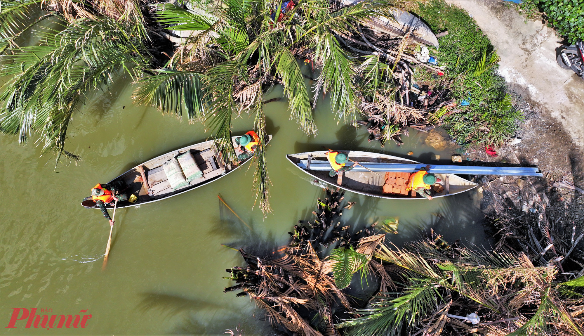 các chiến sĩ từng bước di chuyển qua những đầm nước mặn để vào các công trình.