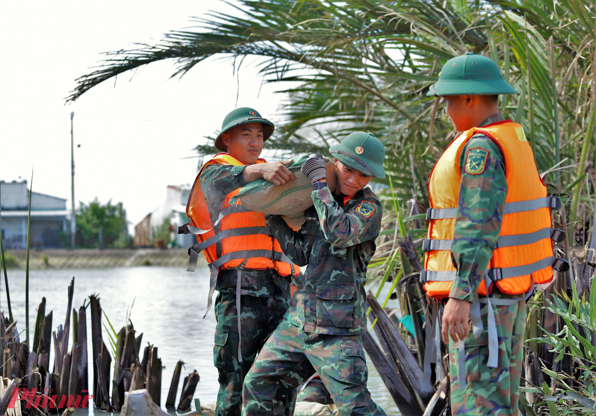hình ảnh những người lính cần mẫn khuân vác, trộn hồ, dựng cột, lợp mái đã trở nên quen thuộc, bất chấp thời tiết mưa nắng thất thường.