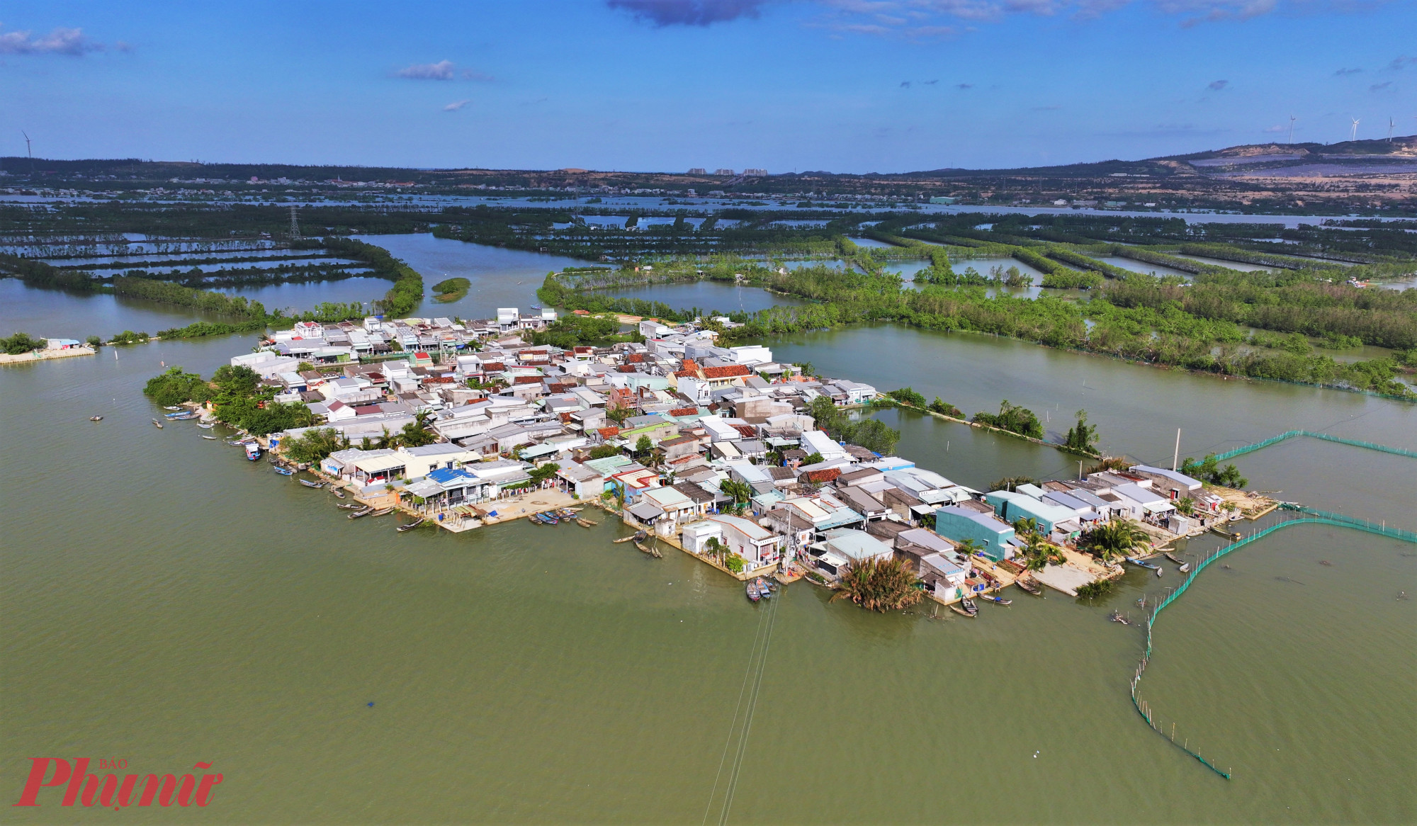 Tại xã Tuy Phước Đông (tỉnh Gia Lai), việc thực hiện chiến dịch gặp muôn vàn khó khăn. Đây là địa phương nằm ở hạ lưu sông Kôn, thường xuyên chịu cảnh ngập úng và được xem là “rốn lũ” của tỉnh.