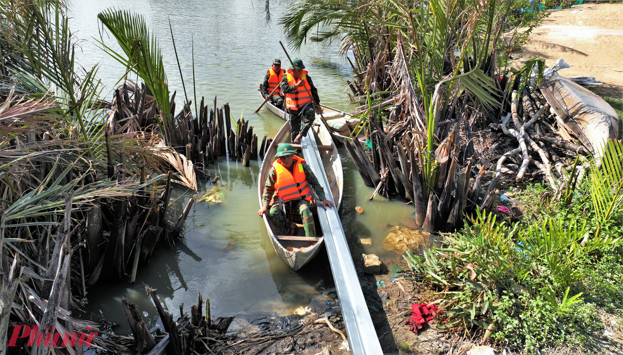 Mỗi ngày, cán bộ, chiến sĩ Trung đoàn 739 vận chuyển hàng trăm chuyến ghe, thuyền, bảo đảm nguồn vật tư không bị gián đoạn, phục vụ tiến độ thi công các căn nhà trong chiến dịch.