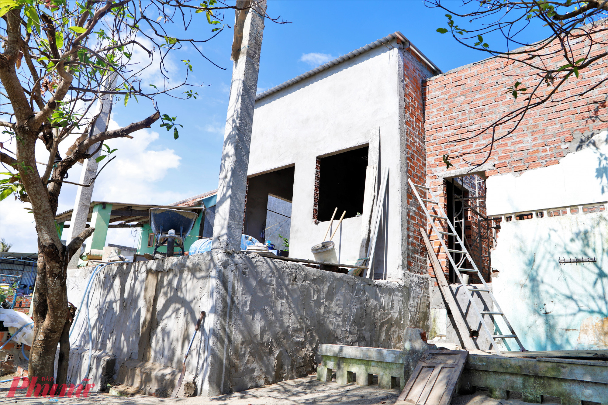 Với tinh thần trách nhiệm và sự nỗ lực không ngừng nghỉ, sau nhiều ngày lao động miệt mài của các cán bộ, chiến sĩ, nhiều căn nhà trong “Chiến dịch Quanh Trung”, tại xã Tuy Phước Đông đang dần bước vào giai đoạn hoàn thiện, để kịp bàn giao cho người dân trước ngày 15/1/2026, giúp bà con sớm ổn định cuộc sống sau thiên tai.