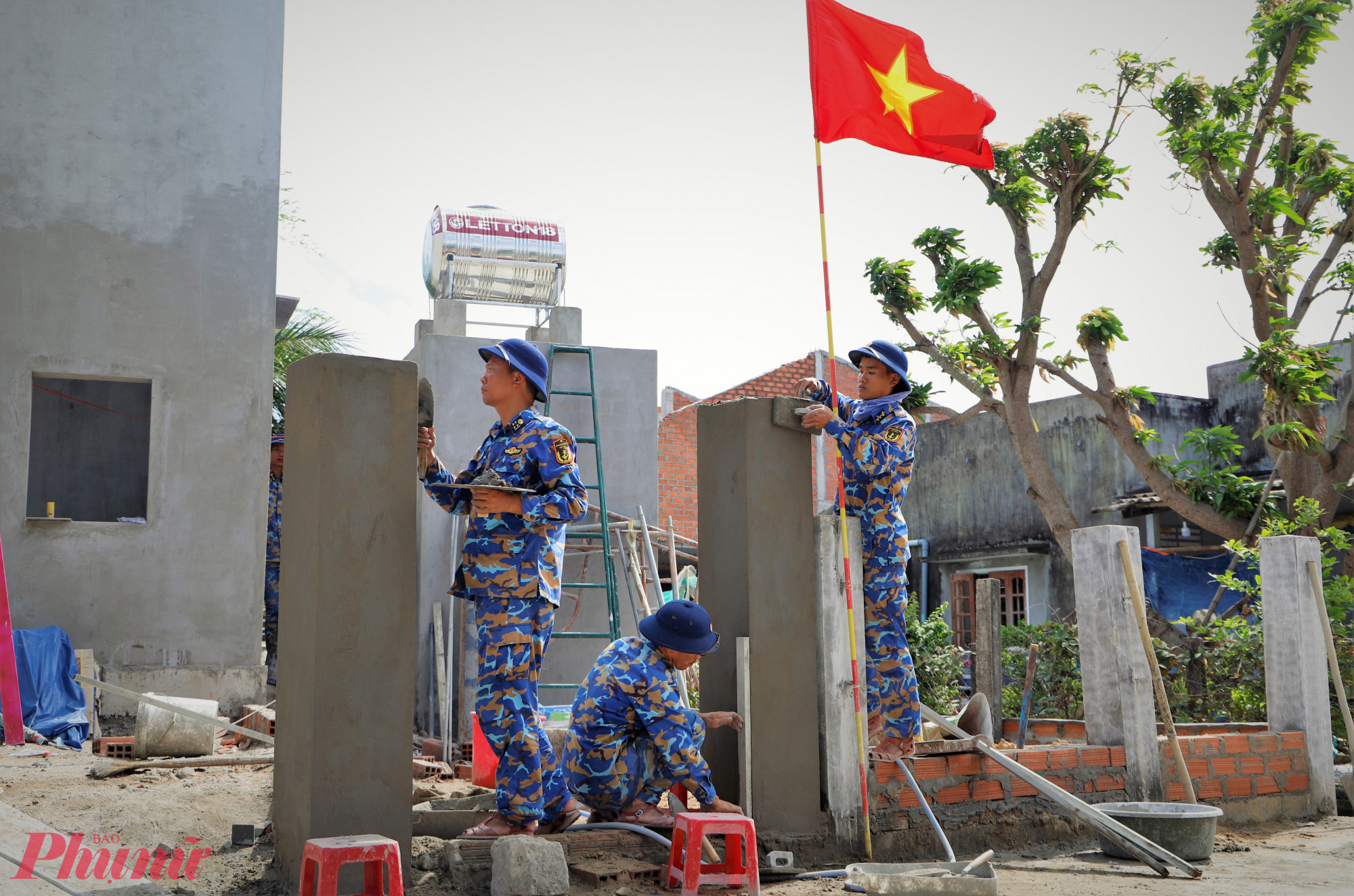 Các chiến sĩ tranh thủ từng giờ, từng phút thi công suốt ngày đêm - Ảnh: Tuệ Lâm.