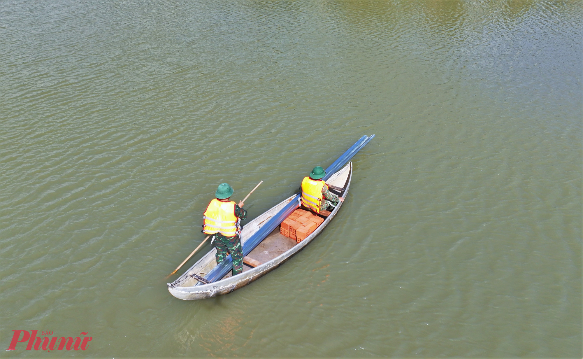 Những chiếc ghe nhỏ chất đầy gạch, cát, xi măng, thép, xà gồ…