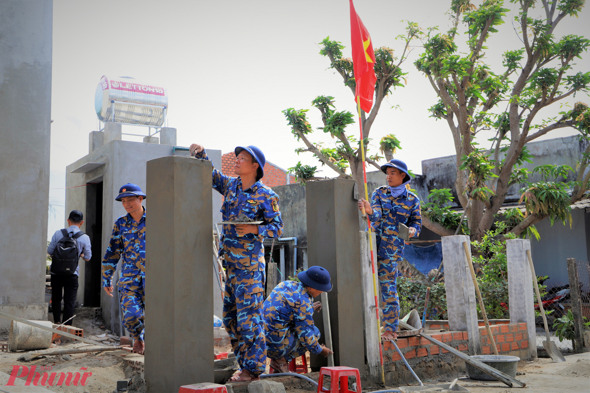 Những ngày qua, cán bộ, chiến sĩ Trung đoàn 739 (Bộ Chỉ huy Quân sự tỉnh Gia Lai) đang khẩn trương triển khai “Chiến dịch Quang Trung”, thần tốc xây dựng nhà ở cho người dân bị thiệt hại nặng nề trong đợt mưa lũ lịch sử vào cuối tháng 11/2025 - Ảnh: Tuệ Lâm.