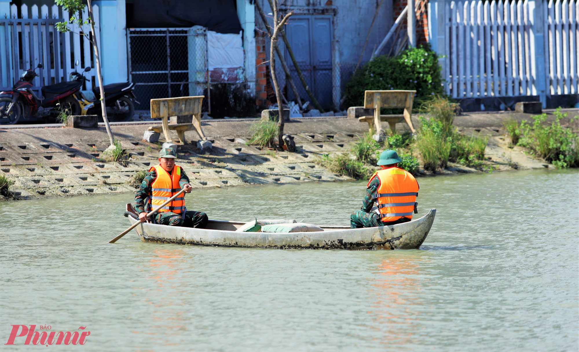 Nhiều chiếc thuyền của người dân địa phương cũng được huy động tham gia vận chuyển vật liệu liên tục cả ngày lẫn đêm. 