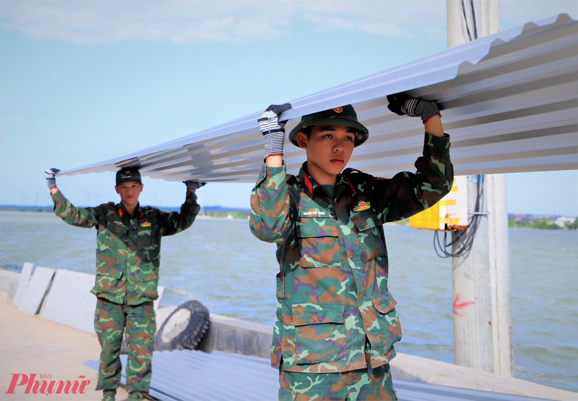 Toàn bộ vật liệu xây dựng buộc phải vận chuyển bằng sức người và ghe, xuồng. 