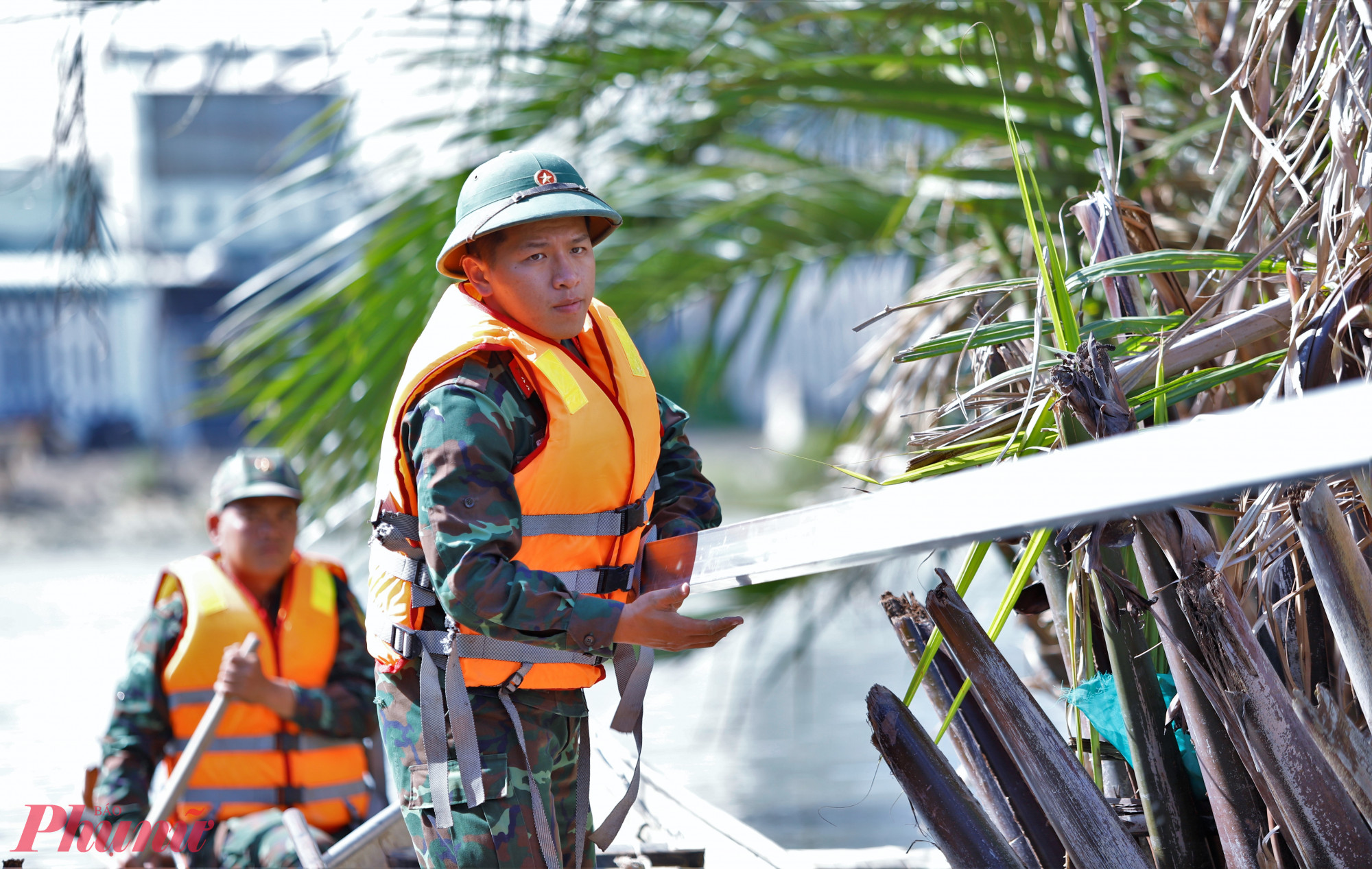 Do các lối đi vào ngôi làng nằm lọt thỏm giữa đầm nước mặn đầy bùn cát, lún nên phương tiện cơ giới gần như không thể tiếp cận. 