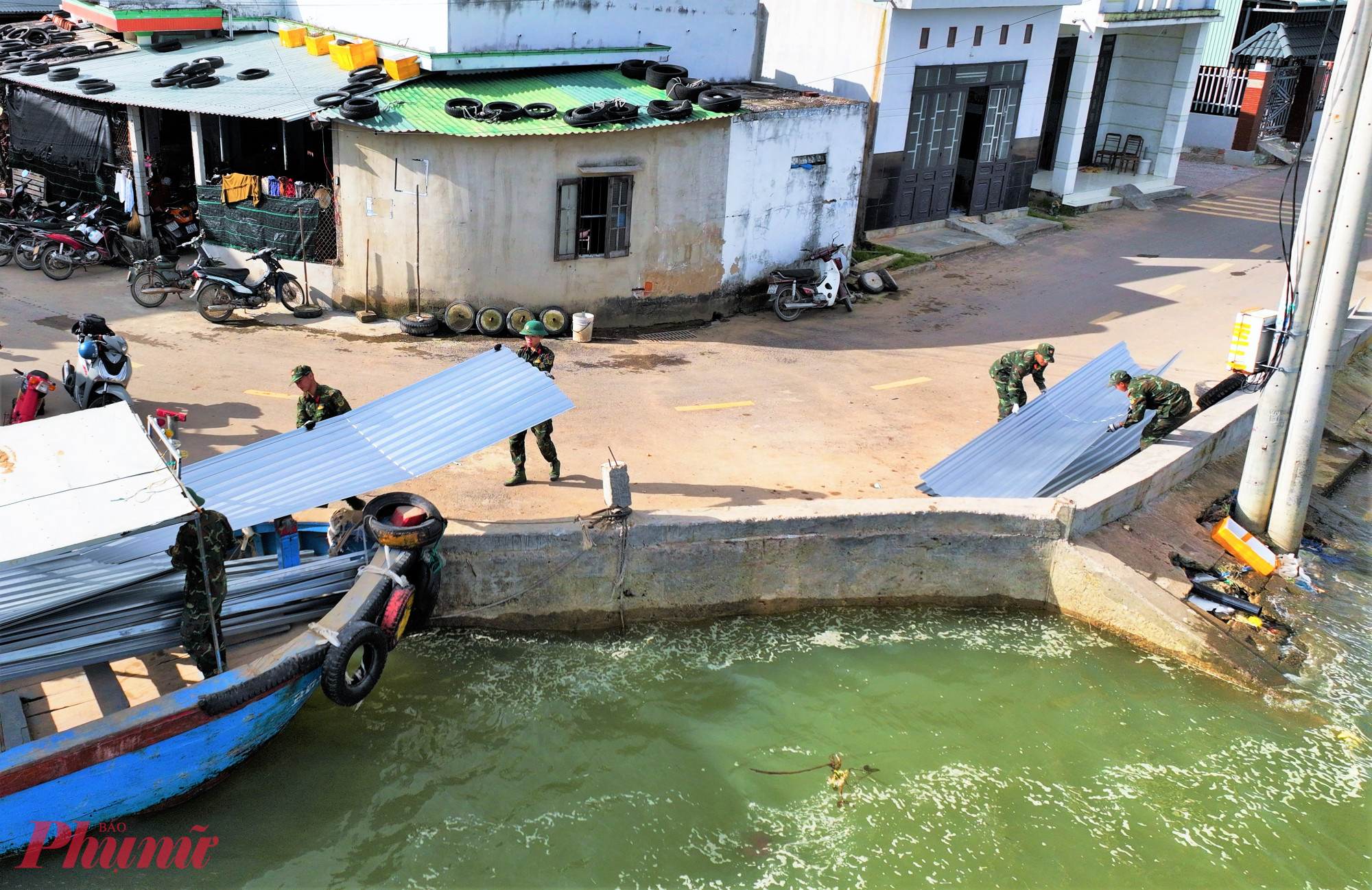 Công tác vận chuyển vật liệu qua khu vực sông nước tốn rất nhiều thời gian, công sức - Ảnh: Tuệ Lâm.