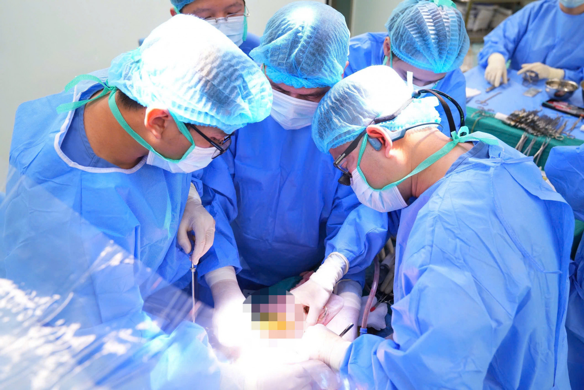 Các bác sĩ ghép tạng cho nữ bệnh nhân trong ngày cuối cùng của năm mới - ảnh: bệnh viện cung cấp