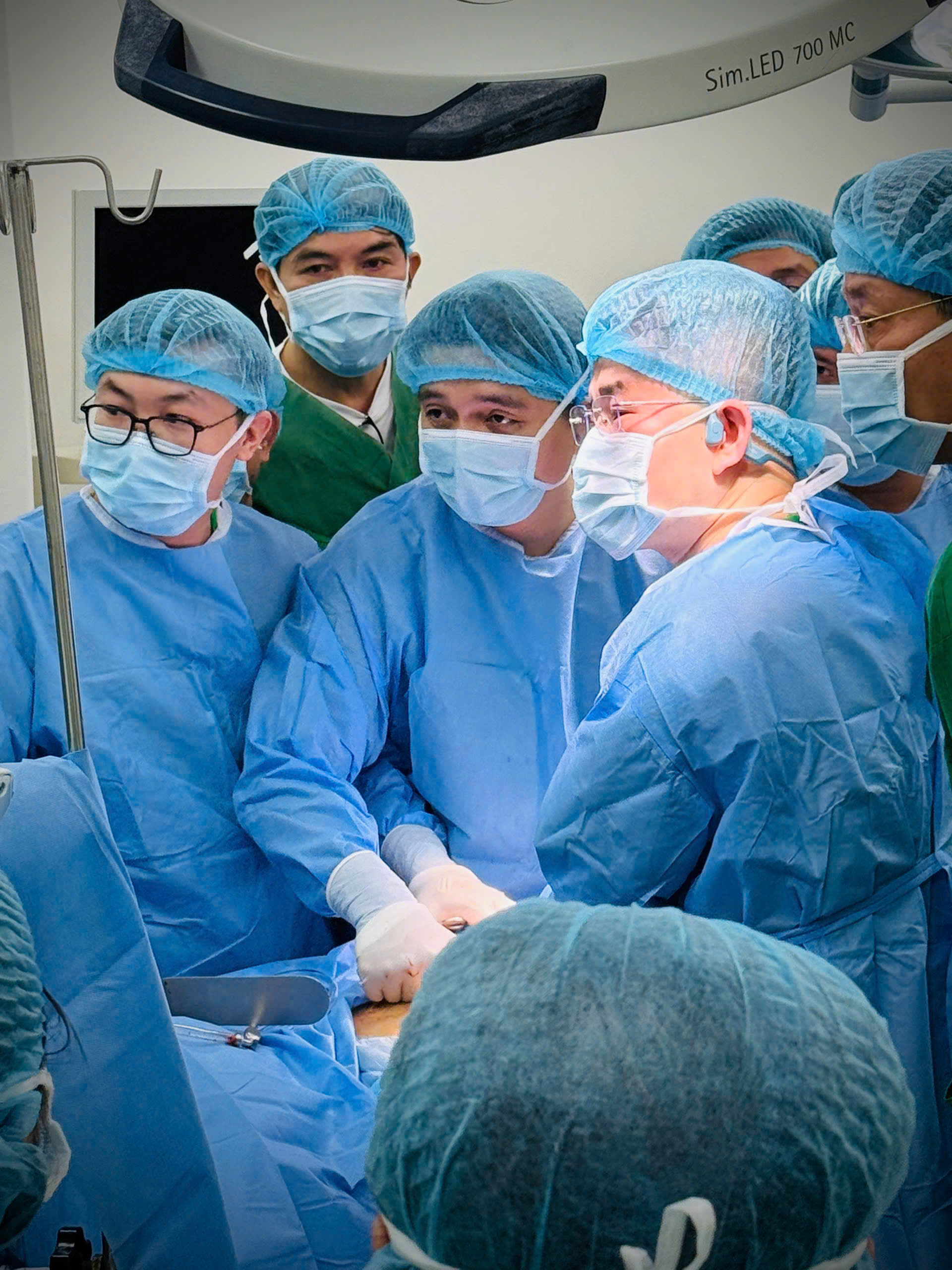 Các bác sĩ lấy tạng từ người cho chết não - ảnh: bệnh viện cung cấp