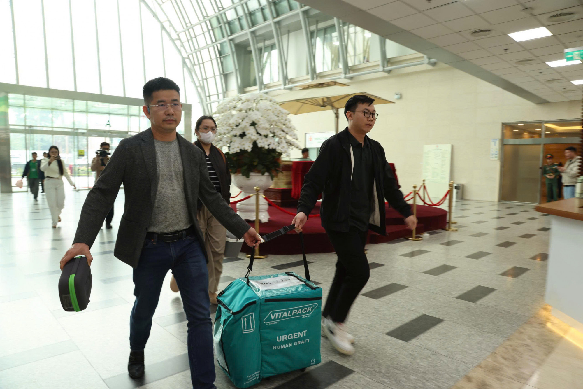 Ngay trong sáng 31/12, tạng hiến đã được vận chuyển về tới sân bay quốc tế Nội Bài - ảnh: bệnh viện cung cấp