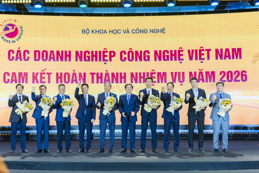 Ông Nguyễn Văn Khoa - Tổng giám đốc Tập đoàn FPT (ngoài cùng bên trái) đại diện FPT công bố các cam kết triển khai sản phẩm Make in Viet Nam - Ảnh: FPT