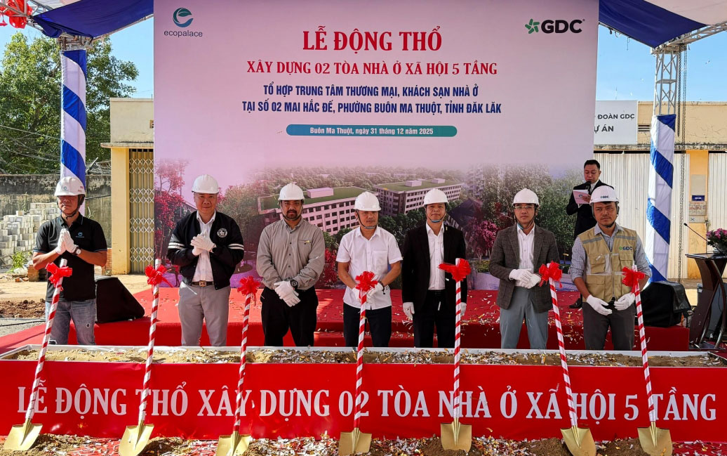 Các đơn vị, nhà đầu tư thực hiện nghi thức động thổ xây dựng hai tòa nhà ở xã hội tại số 02 Mai Hắc Đế, Phường Buôn Ma Thuột-Ảnh: TX