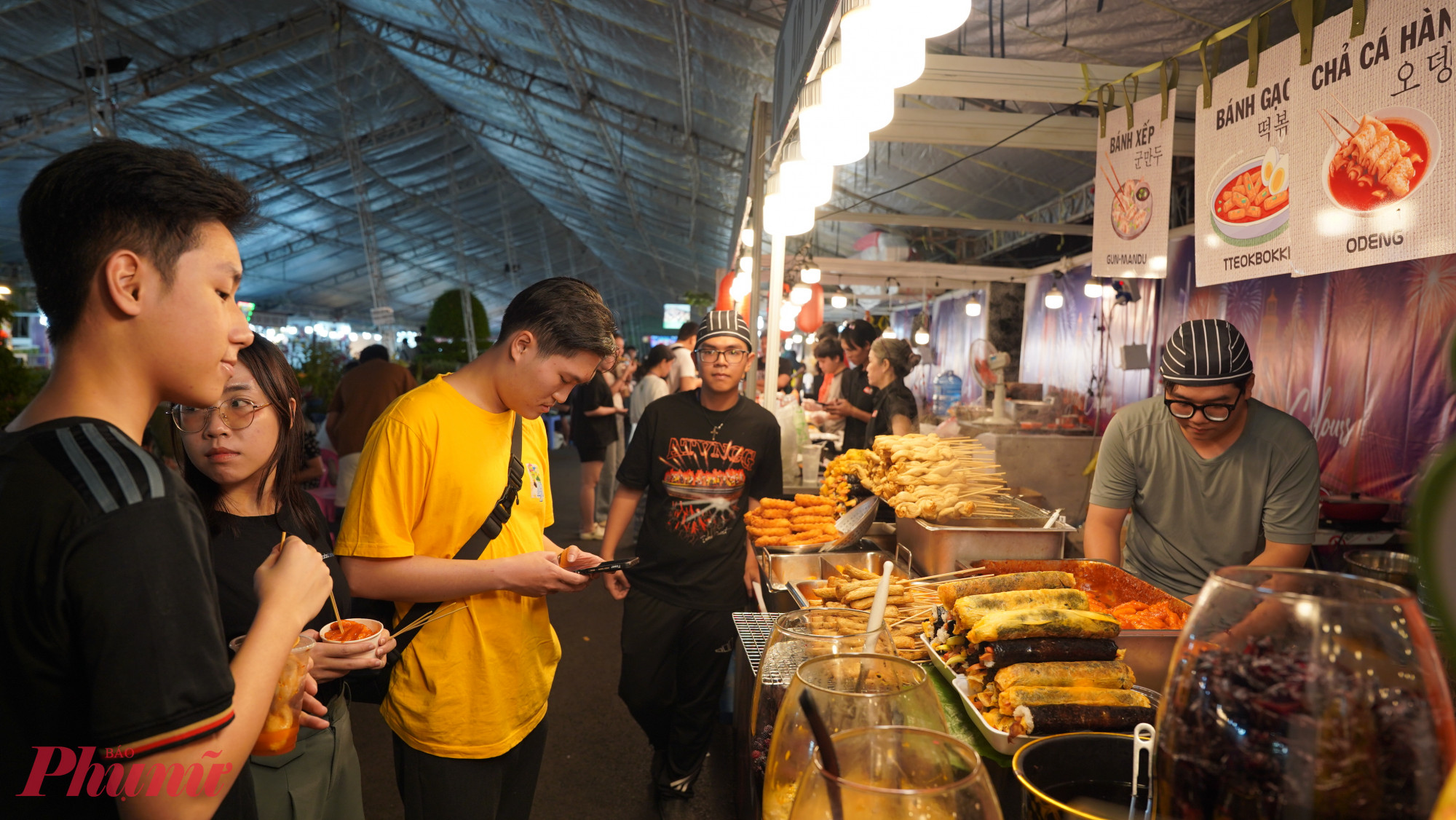 huôn viên Thảo Cầm Viên nhanh chóng trở nên nhộn nhịp với hơn 80 gian hàng ẩm thực, văn hóa và nghệ thuật đến từ nhiều quốc gia, vùng miền.