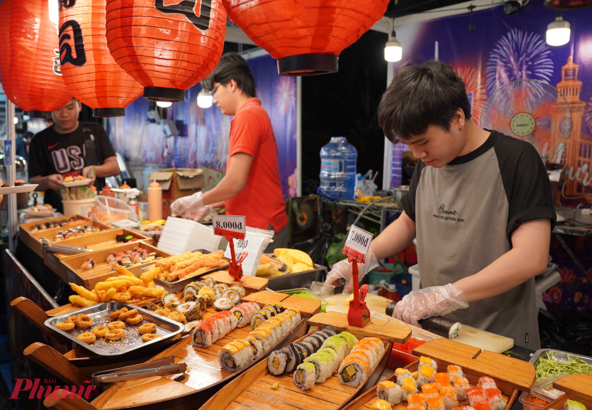 Các gian hàng đồ ăn Nhật, Hàn đặc biệt đông khách do đa số khách đến sự kiện là các bạn trẻ.