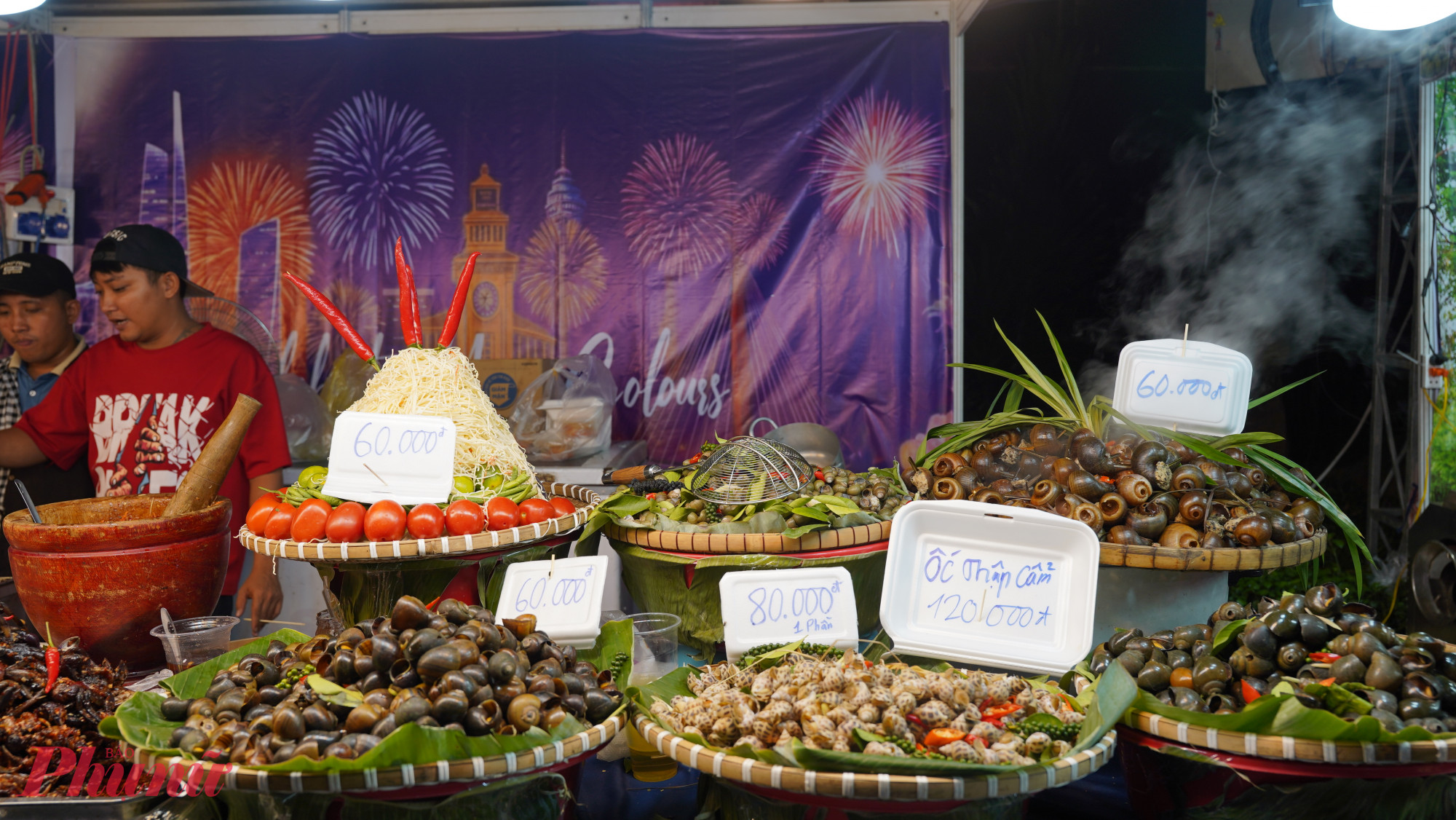 “Không khí rất vui tươi, náo nhiệt. Gia đình tôi vừa vào đã thử gần 10 món, ấn tượng nhất là các món hải sản, ốc rất tươi. Các gian hàng được tổ chức chuyên nghiệp, phục vụ chu đáo”, chị Nguyệt chia sẻ.