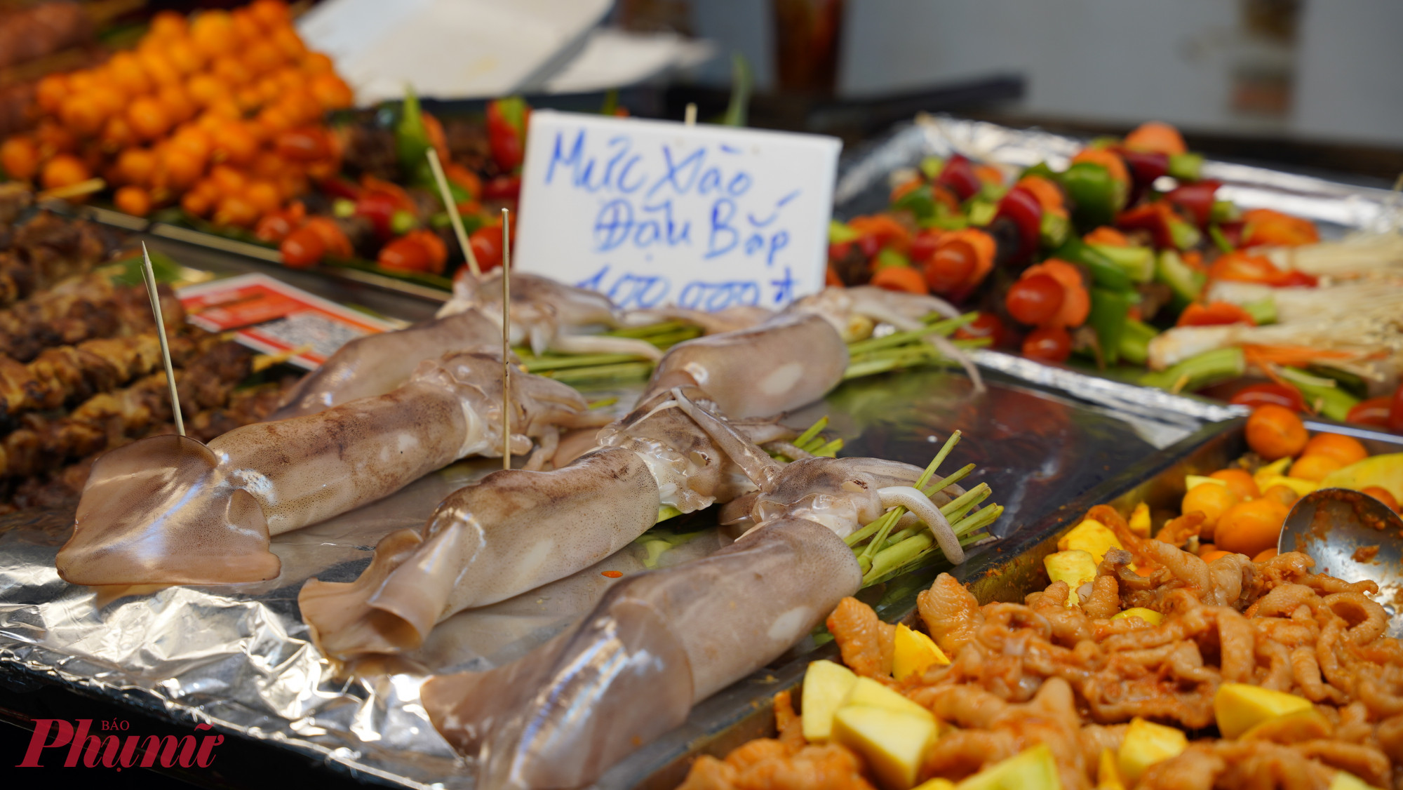 Các món hải sản tươi sống được khách lựa chọn mua khá nhiều, một quầy đã dần vơi mực tươi nướng