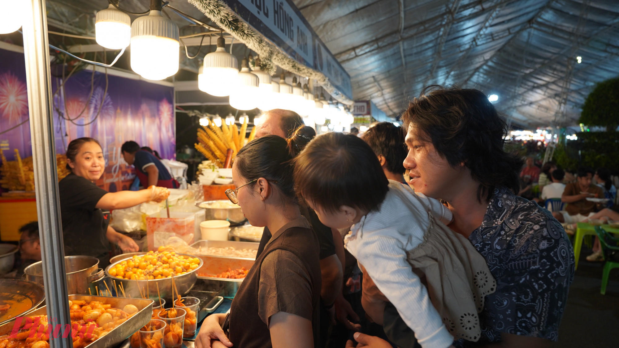 Theo ghi nhận của phóng viên Báo Phụ nữ TPHCM, nhiều gia đình và nhóm bạn trẻ đã tranh thủ đến từ sớm để tránh ùn tắc giao thông, đồng thời tận hưởng không gian lễ hội, trải nghiệm ẩm thực đa quốc gia và chờ xem pháo hoa chào năm mới. huôn viên Thảo Cầm Viên nhanh chóng trở nên nhộn nhịp với hơn 80 gian hàng ẩm thực, văn hóa và nghệ thuật đến từ nhiều quốc gia, vùng miền.